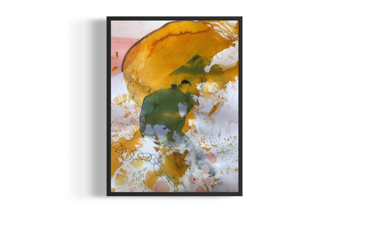 Œuvre abstraite ocre et verte encadrée, présentée sur fond blanc