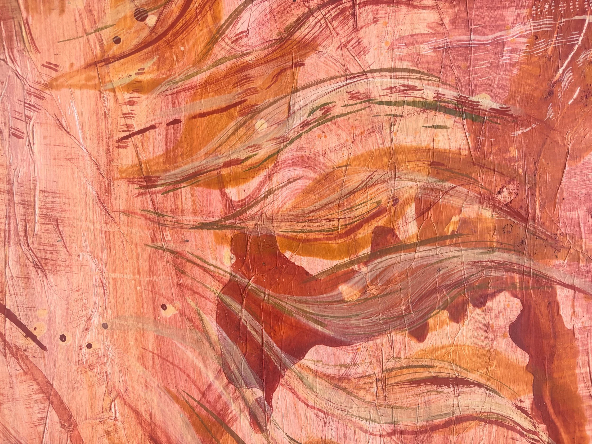 Détail d'une peinture abstraite aux traits corail et ocres