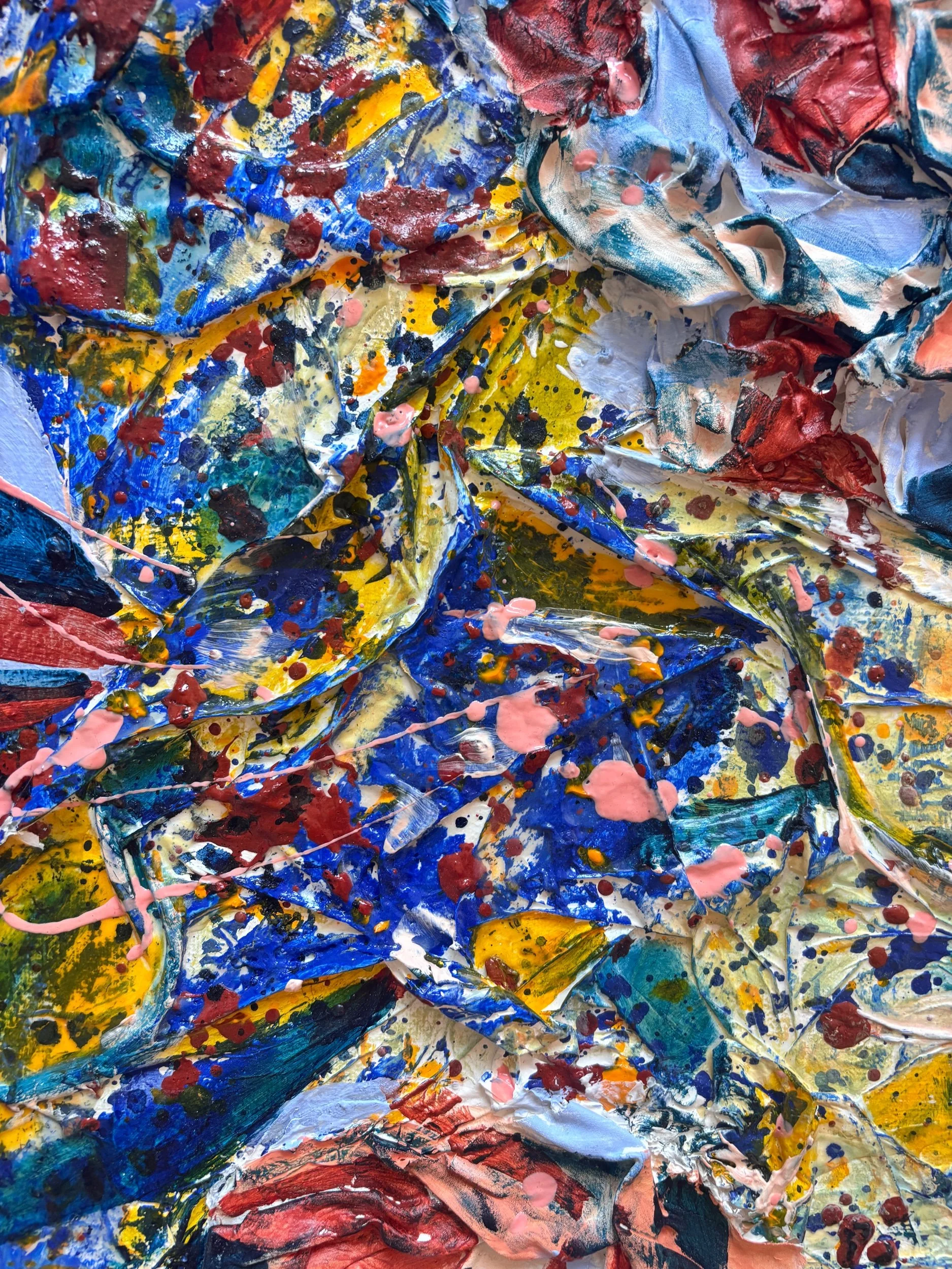Gros plan d'une toile abstraite, matière épaisse bleue jaune et rouge