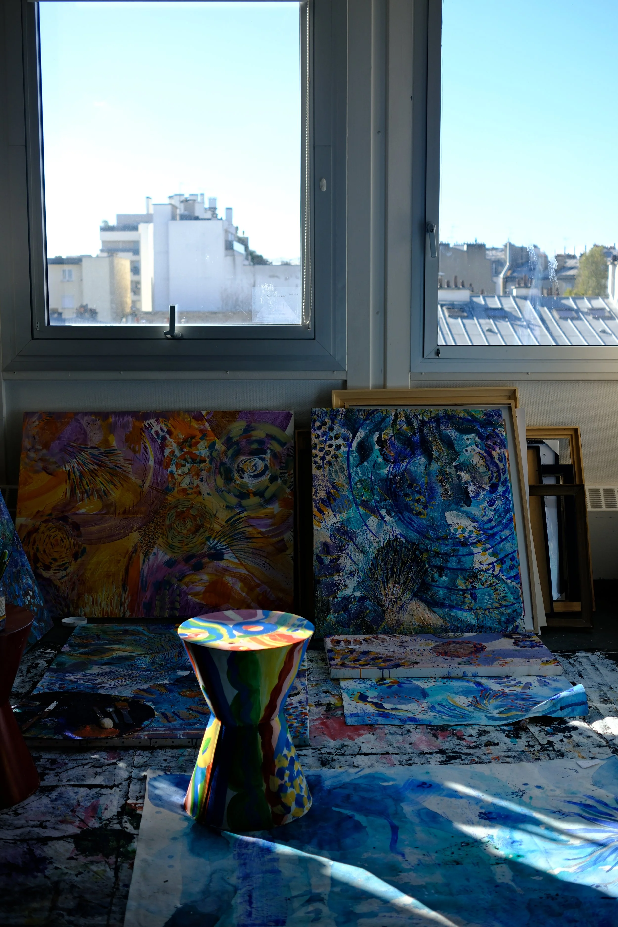 Vue d’atelier avec œuvres et lumière naturelle