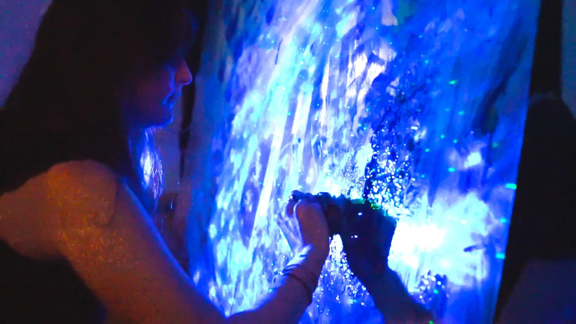 Performance artistique avec une œuvre abstraite bleue en mouvement