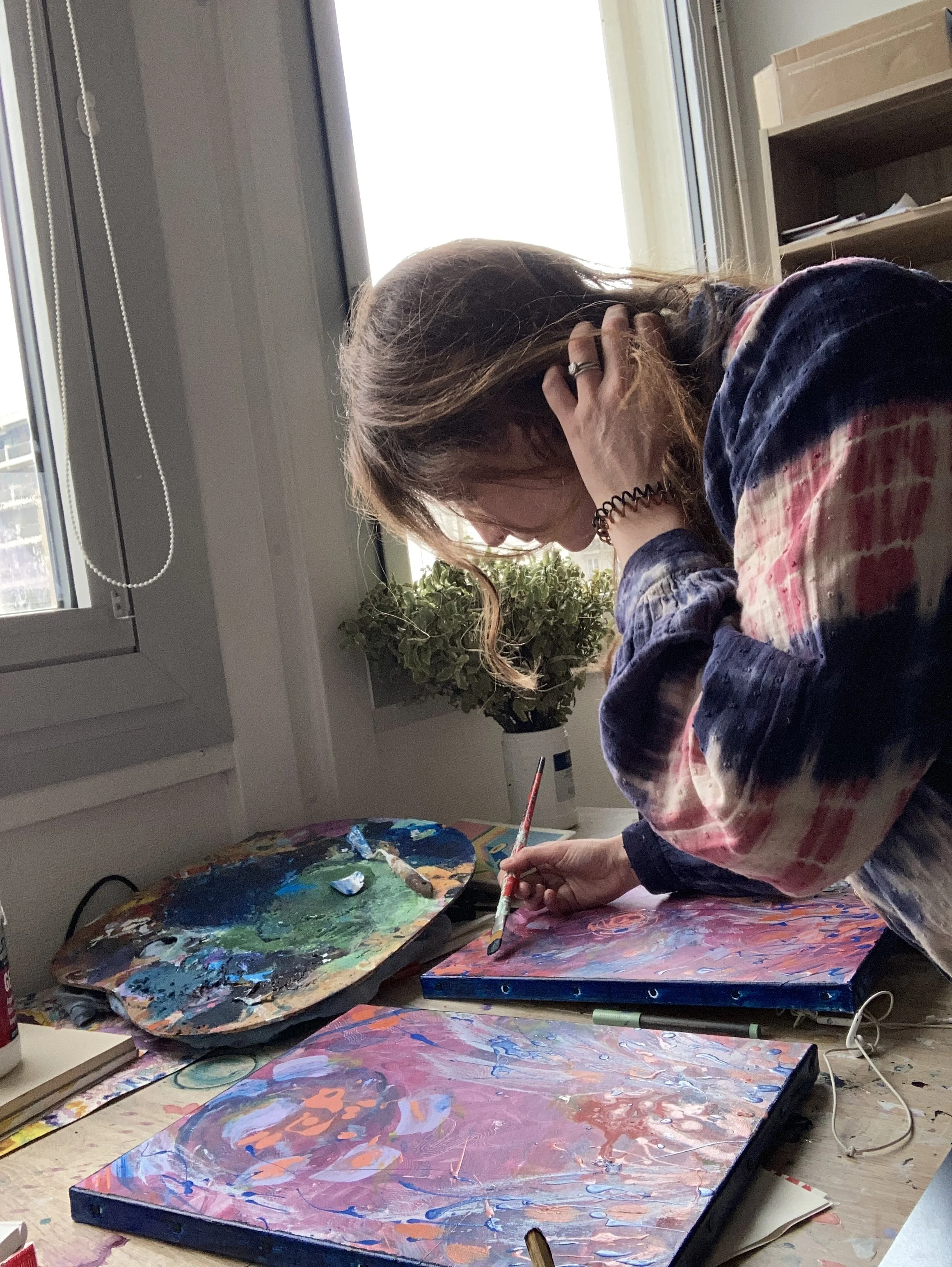 Atelier de peinture abstraite à Césure, Paris, artiste sur ses toiles
