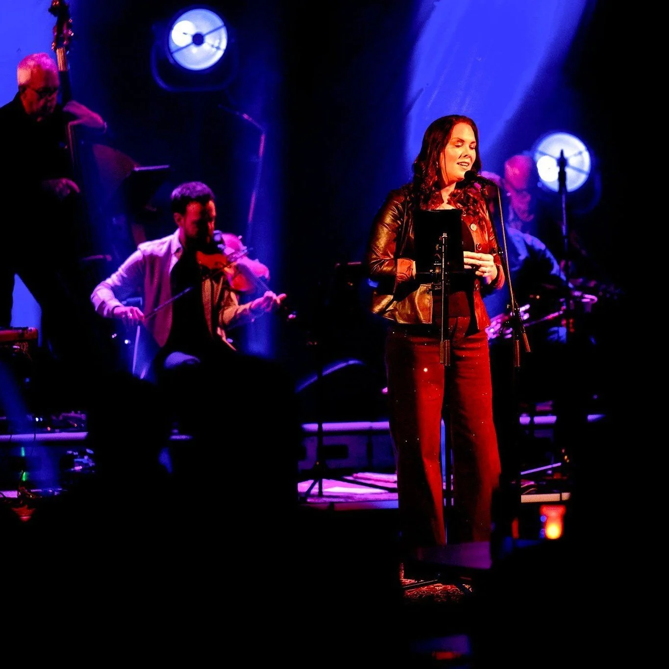 A few snaps taken by Ian Maginess of the fantastic evening had at the Strule  Arts Centre on Saturday night! ✨💛

It was such a privilege to share the stage with an outstanding lineup of muscians to celebrate the launch of 'Seoda Uladh &ndash; Jewels