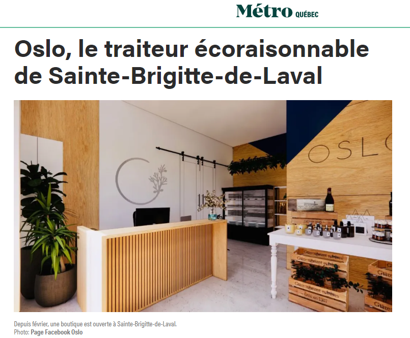 Intérieur d'une boutique avec un comptoir en bois, une vitrine, et des meubles où sont exposés des produits, dans un décor moderne avec des murs en bois et blanc.