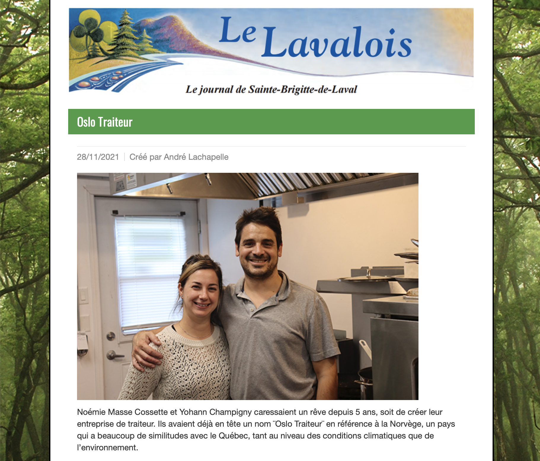 Yoan et Noémie souriants se tiennent côte à côte dans une cuisine, posant pour une photo.Noémie porte un pull beige et Yohan un polo gris, ils semblent heureux et proches.
