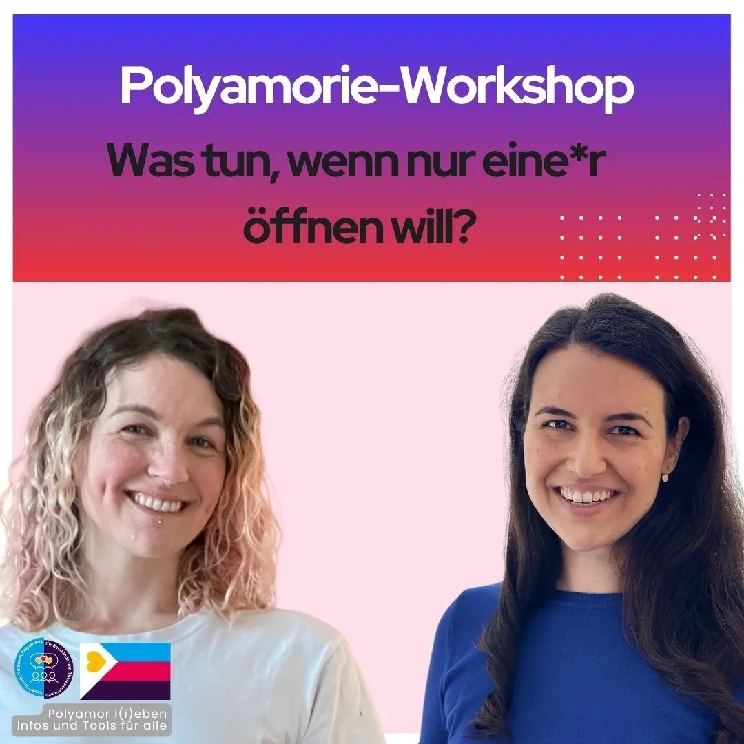 Ein Plakat für einen Polyamorie-Workshop mit dem Titel 'Was tun, wenn nur eine*r öffnen will?', zeigt zwei lachende Frauen vor hellem rosa Hintergrund. Es gibt ein kleines Logo und einen Hinweis auf Polyamorie-Infos und Tools für alle.