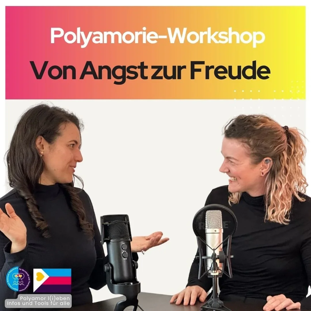 Zwei Frauen sprechen miteinander vor Mikrophonen bei einem Workshop mit dem Titel "Von Angst zur Freude". Im Hintergrund Logo des Polyamorie-Workshops und farbiger Hintergrund.