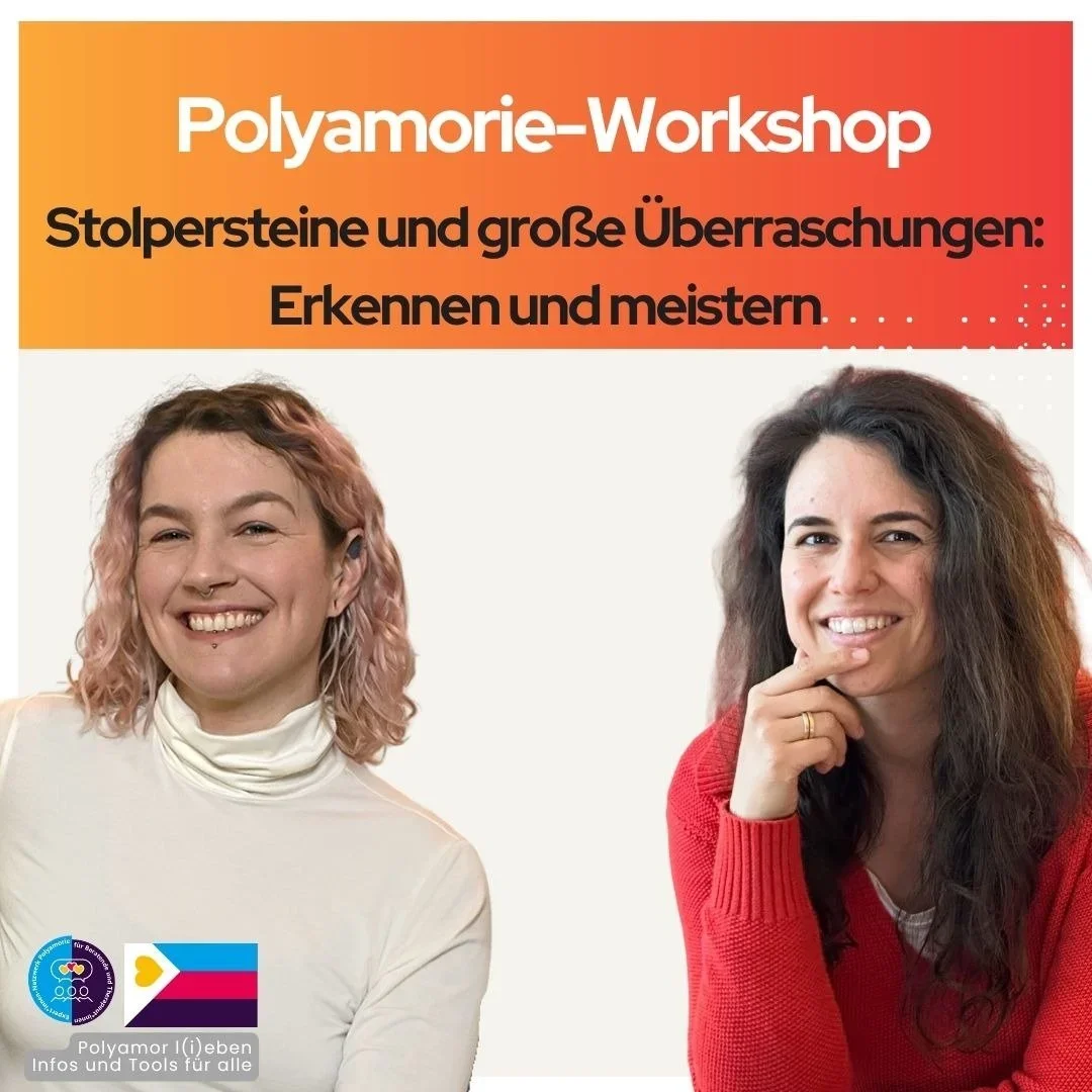 Zwei Frauen im Gespräch bei einem Polyamorie-Workshop, eines lacht, das andere denkt nach, im Hintergrund Symbole für Vielfalt und Offenheit.