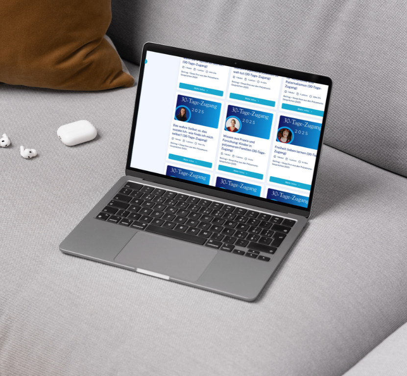 Laptop mit Webseite in deutscher Sprache auf dem Bildschirm, daneben weiße kabellose Ohrhörer, auf grauem Stoffsofa mit braunem Kissen.