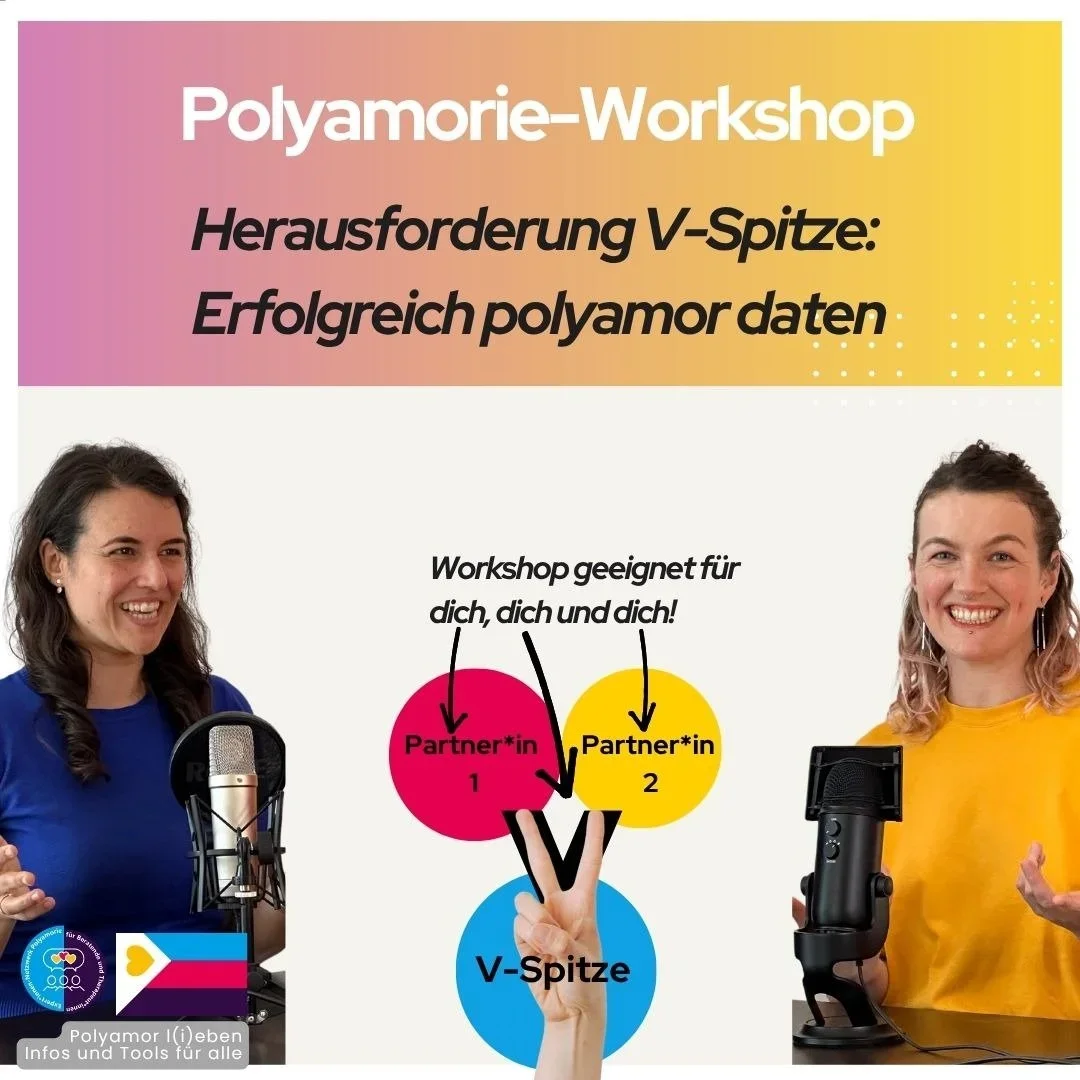 Das Bild zeigt eine Einladung zu einem Polyamorie-Workshop mit dem Titel 'Herausforderung V-Spitze: Erfolgreich polyamor daten'. Es enthält zwei Frauen, die vor Mikrofonen sitzen, und eine Hand, die die V-Spitze bildet. Es gibt Hinweise auf die Zielgruppe, nämlich Partner*in 1 und Partner*in 2, mit einem Text, der besagt, dass der Workshop für alle geeignet ist.