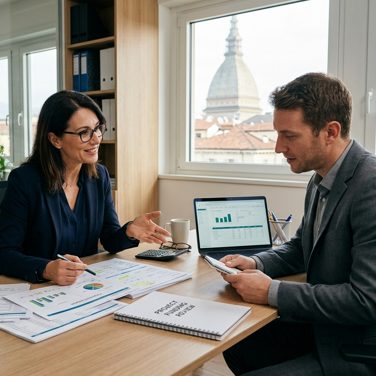 Due persone, un uomo e una donna, discutono durante una riunione in ufficio, con grafici e documenti sul tavolo e un laptop aperto display di grafici, con vista su un edificio storico attraverso la finestra.