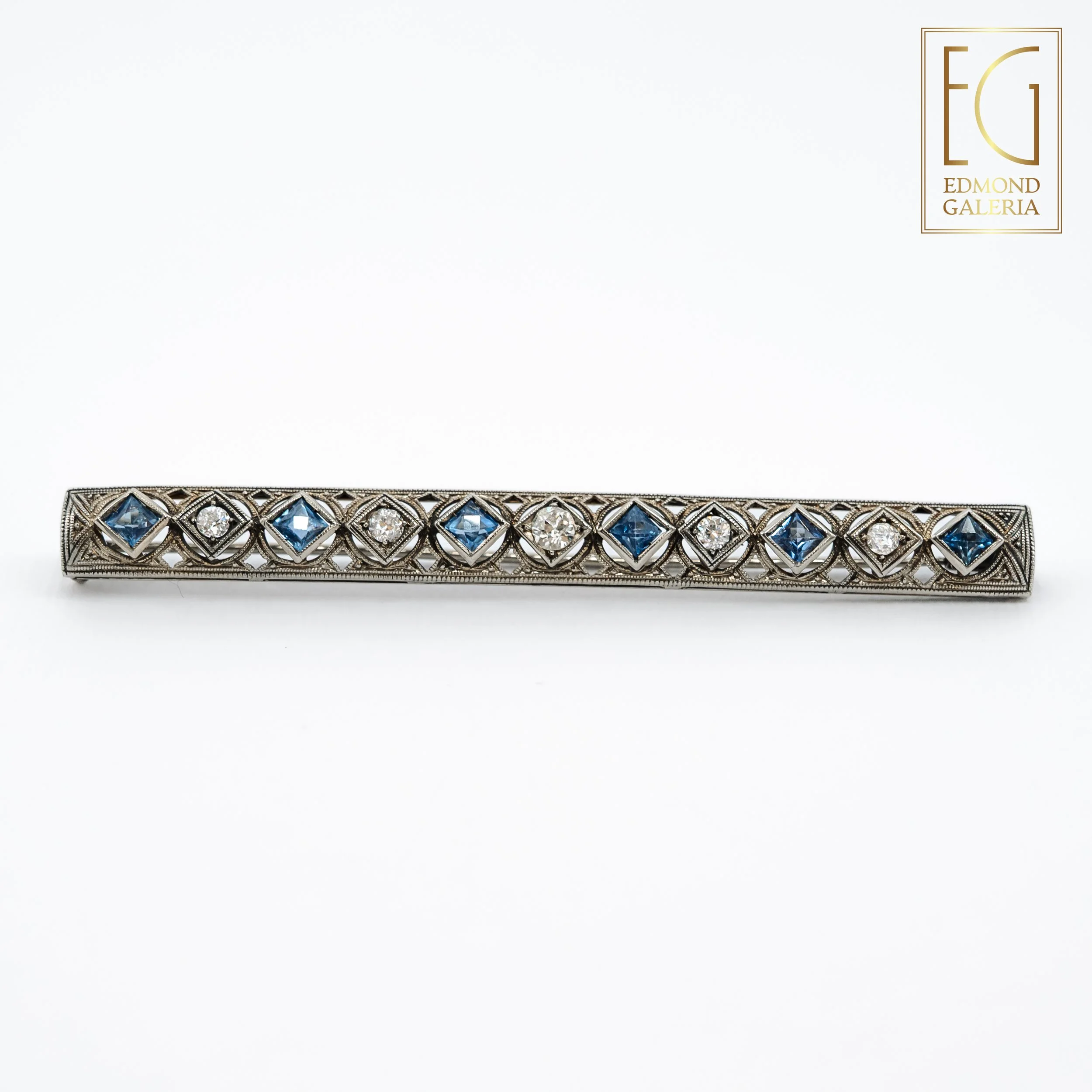 Broșă Art Deco din aur alb, decorat cu safire și diamante, cca. 1920-1930