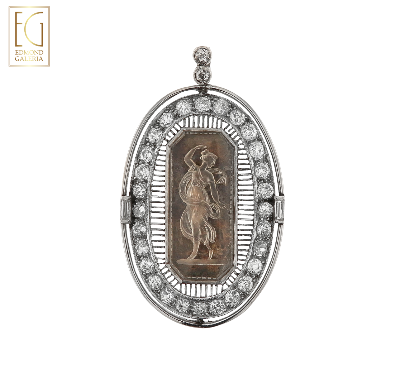Pandantiv din platină, decorat cu diamante și cristal de rocă gravat în tehnică intaglio, începutul sec. XX
