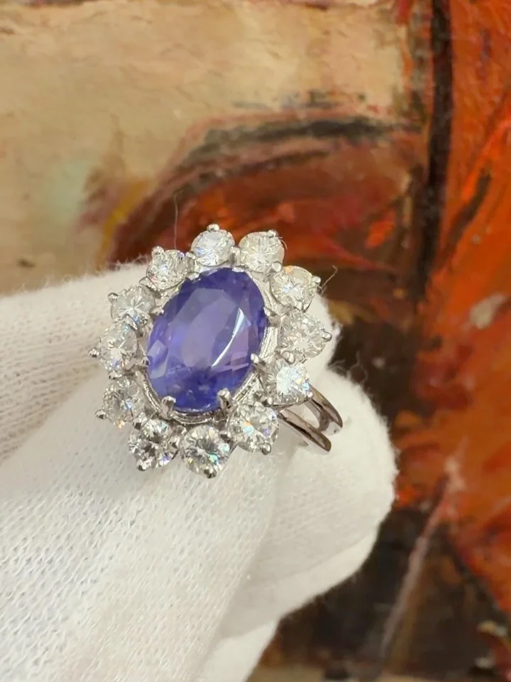 Descoperă piese unice pe edmondgaleria.com
Inel din aur alb, decorat cu un safir de origine Sri Lanka (Ceylon) aprox. 4,86 ct., anturat de diamante aprox 1,56 ct.

#jewelry #jewellery #diamonds #sapphire #ceylonsapphire