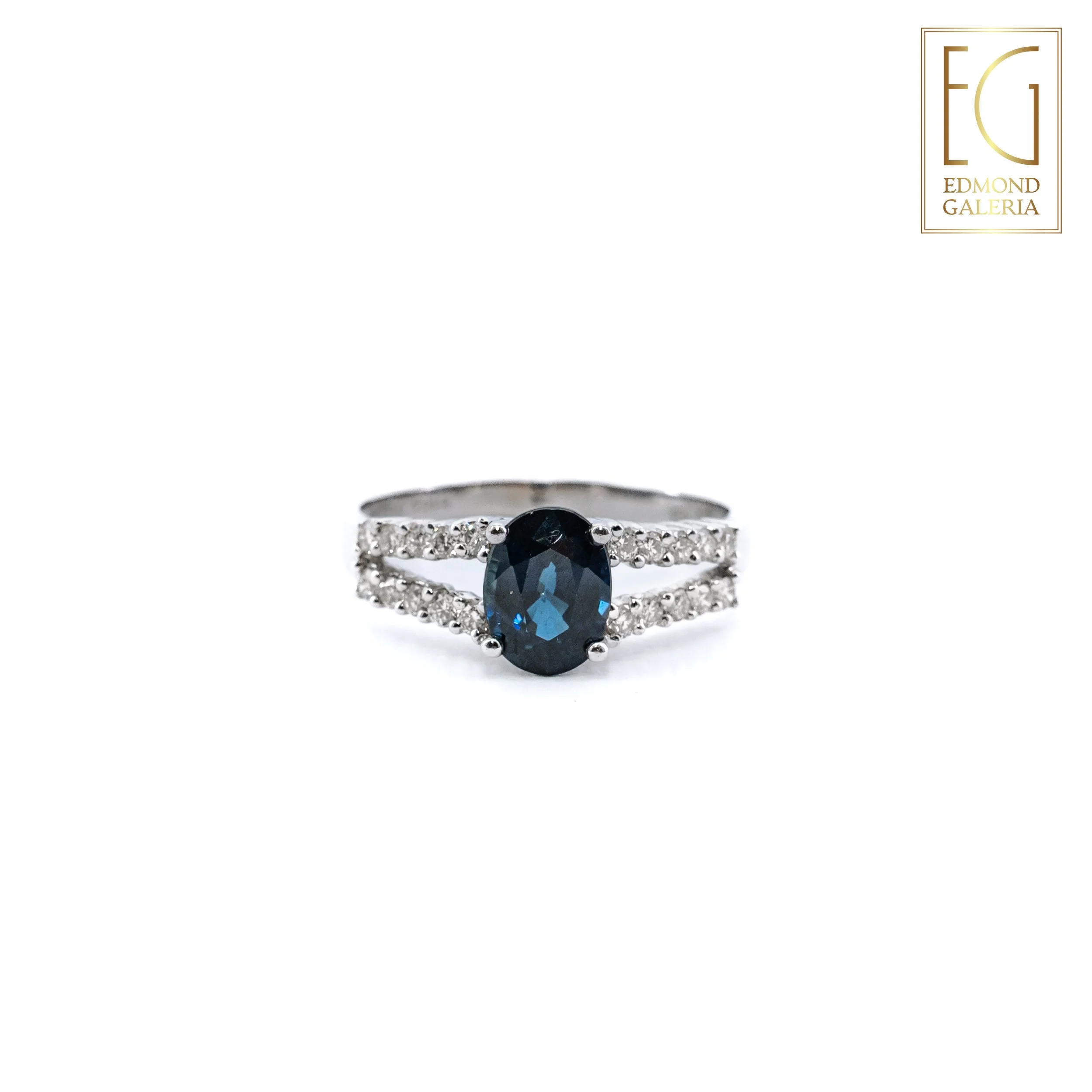 Inel din aur alb, decorat cu safir anturat de diamante