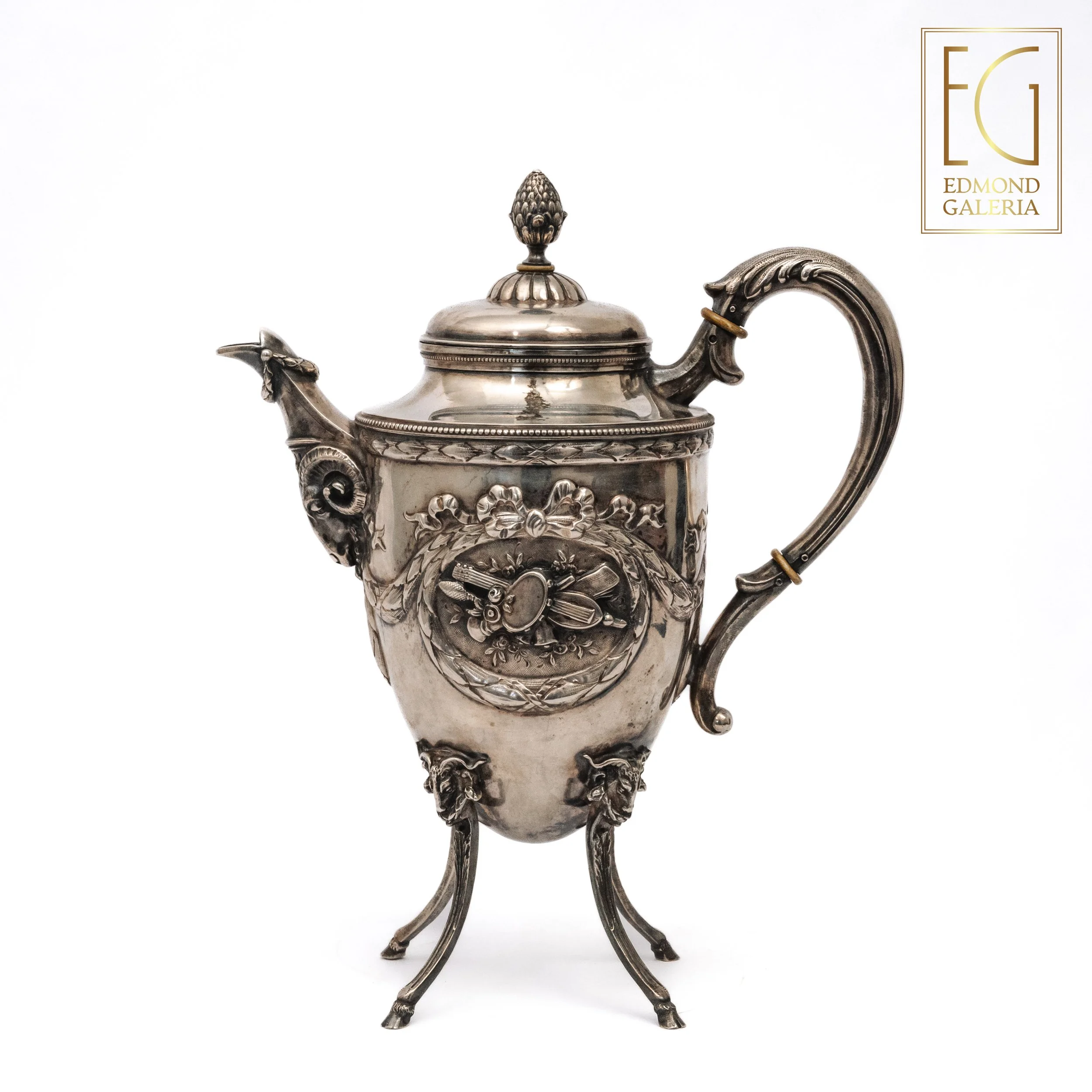 Cafetieră din argint în stil Louis XVI, decorată cu lauri și capete de berbec, atelier J.D. Schleißner & Söhne, Hanau, Germania, cca. 1900