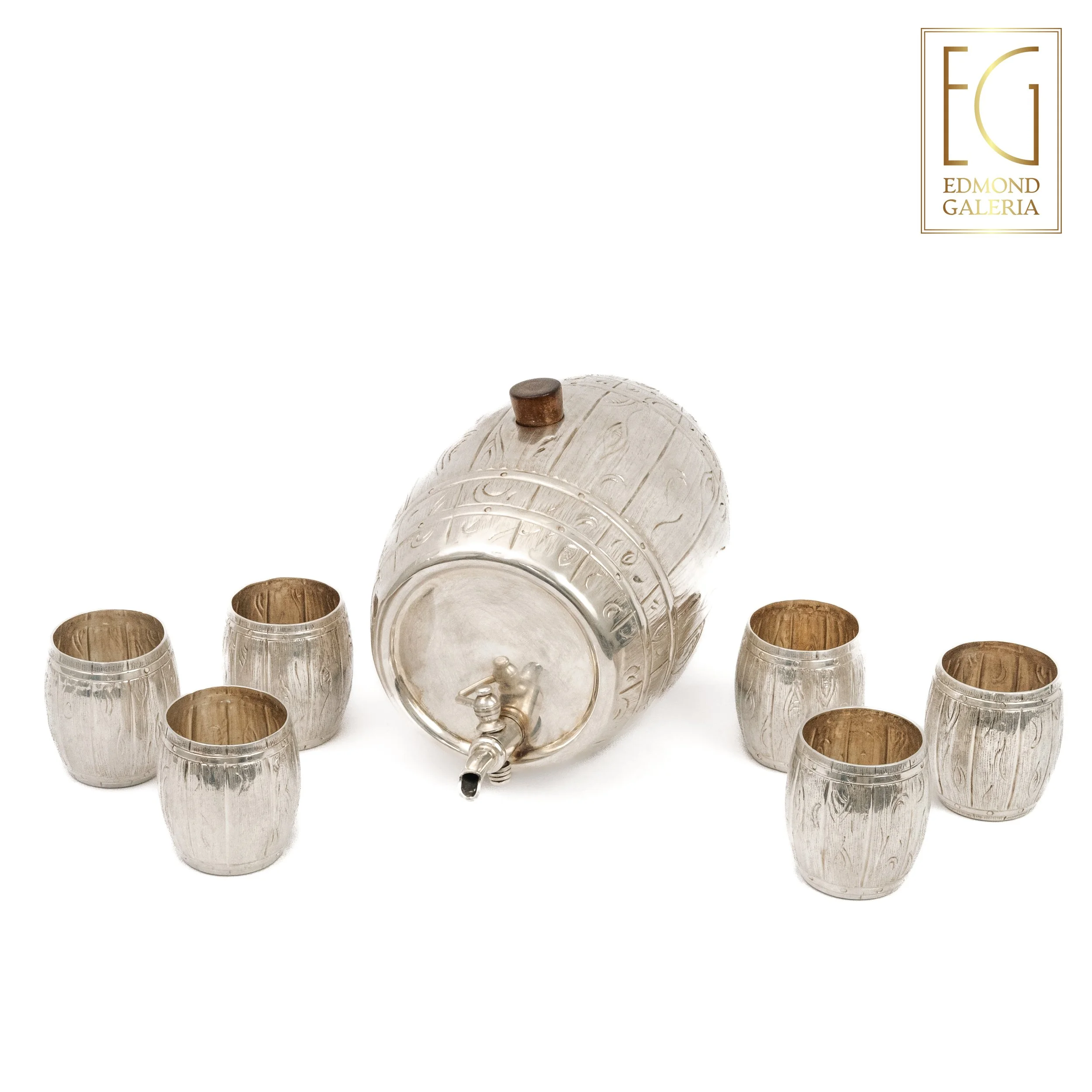 Set din argint, format din butelcuță și șase pahare pentru tărie (aurite la interior), atelier Vibec, Milano, Italia, a doua jumătate a sec. XX