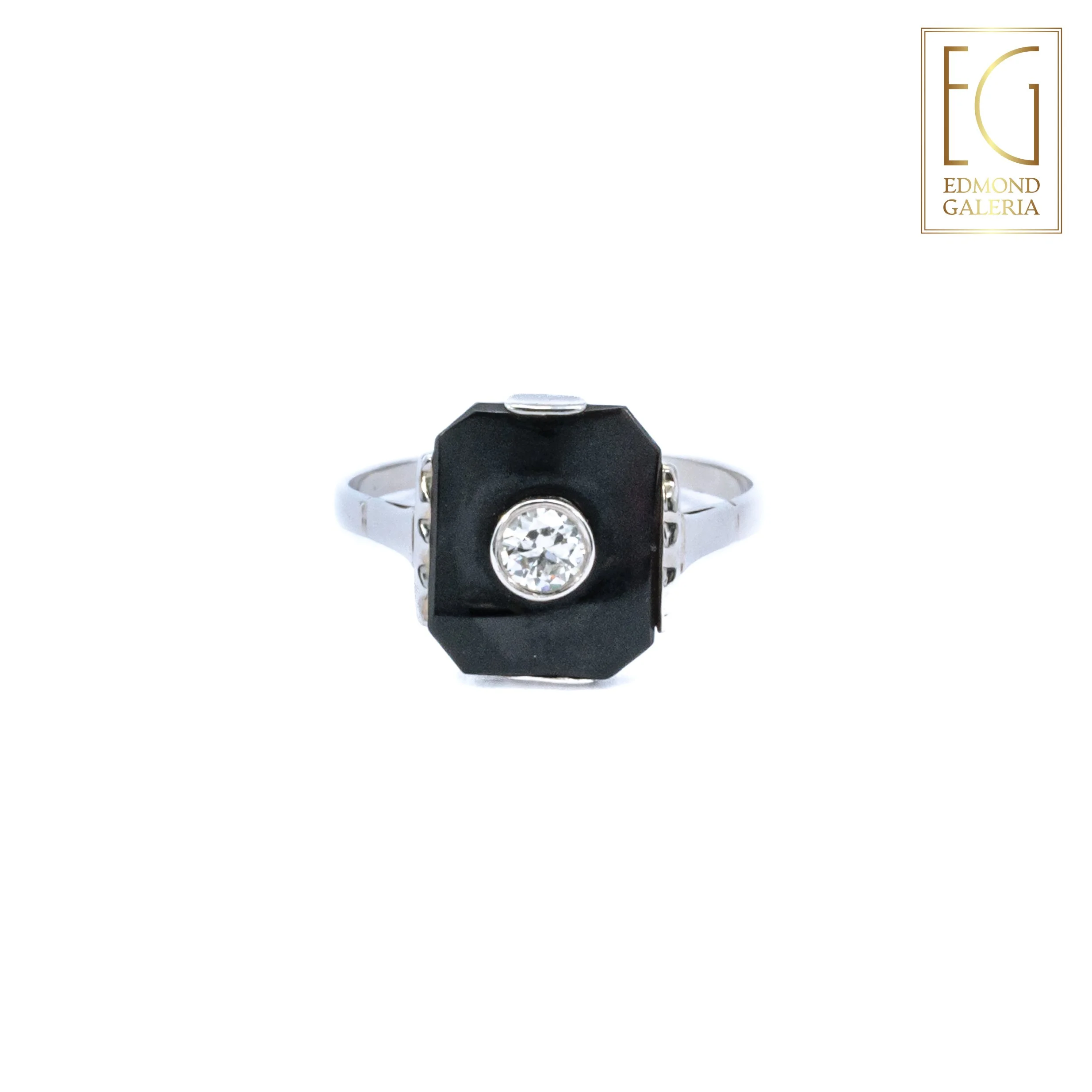 Inel Art Deco din aur alb și platină, decorat cu onix și un diamant
