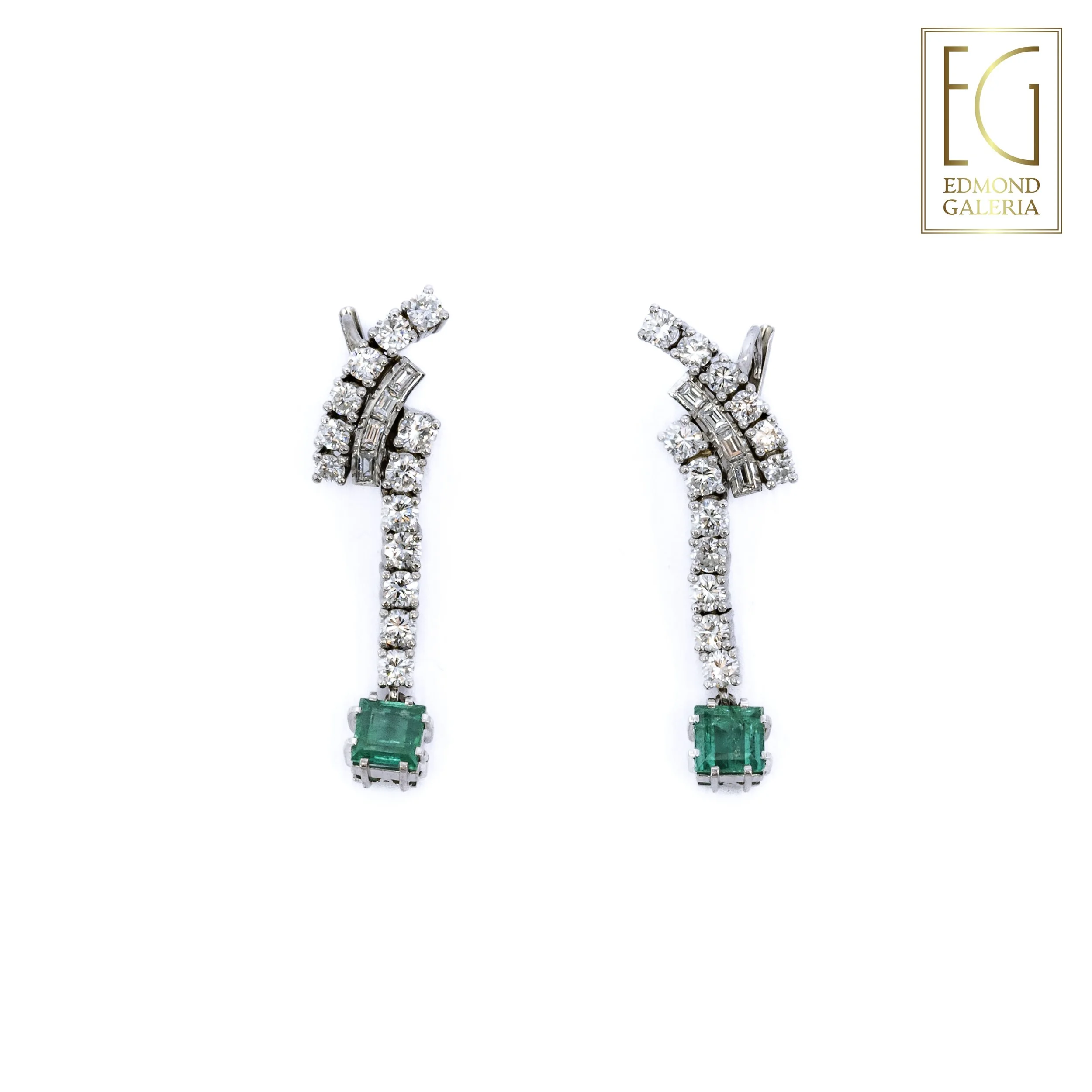Pereche de cercei Alberto Kling (Bogota, Colombia) din platină și aur alb, decorată cu smaralde și diamante, însoțită de cutia originală