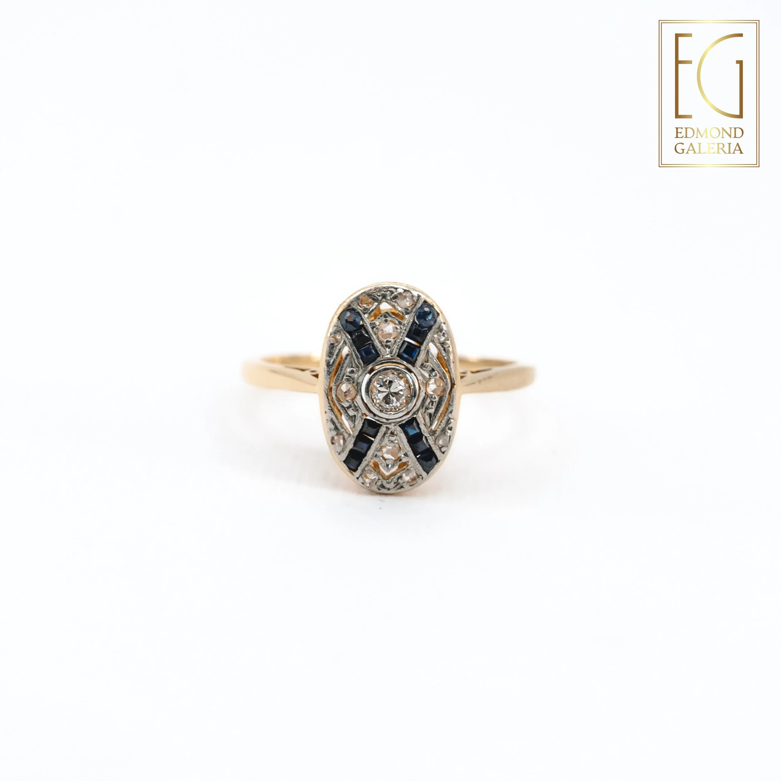 Inel Art Deco din aur și platină, decorat cu diamante, safire și safire sintetice