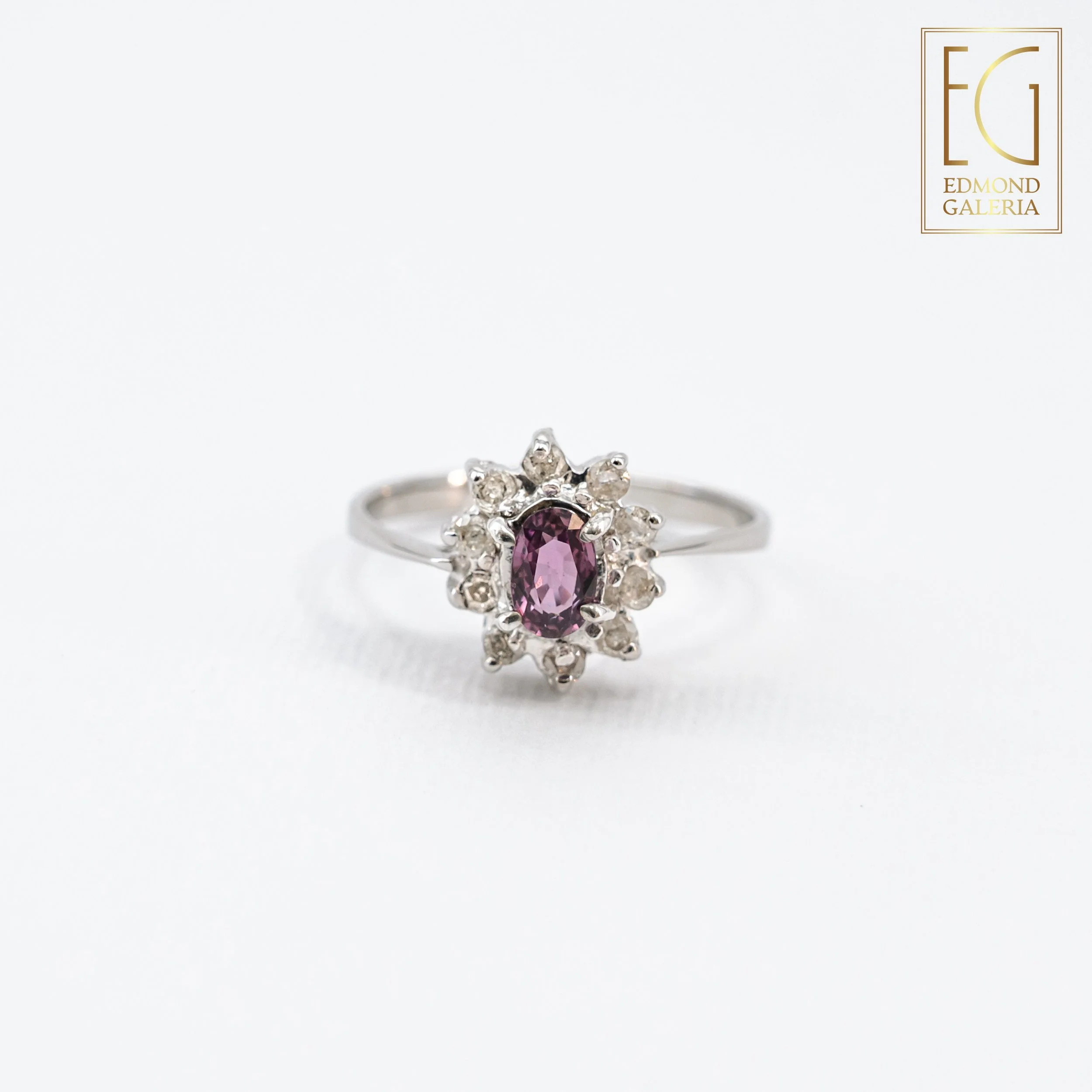 Inel din aur alb, decorat cu safir violet-rozaliu și diamante