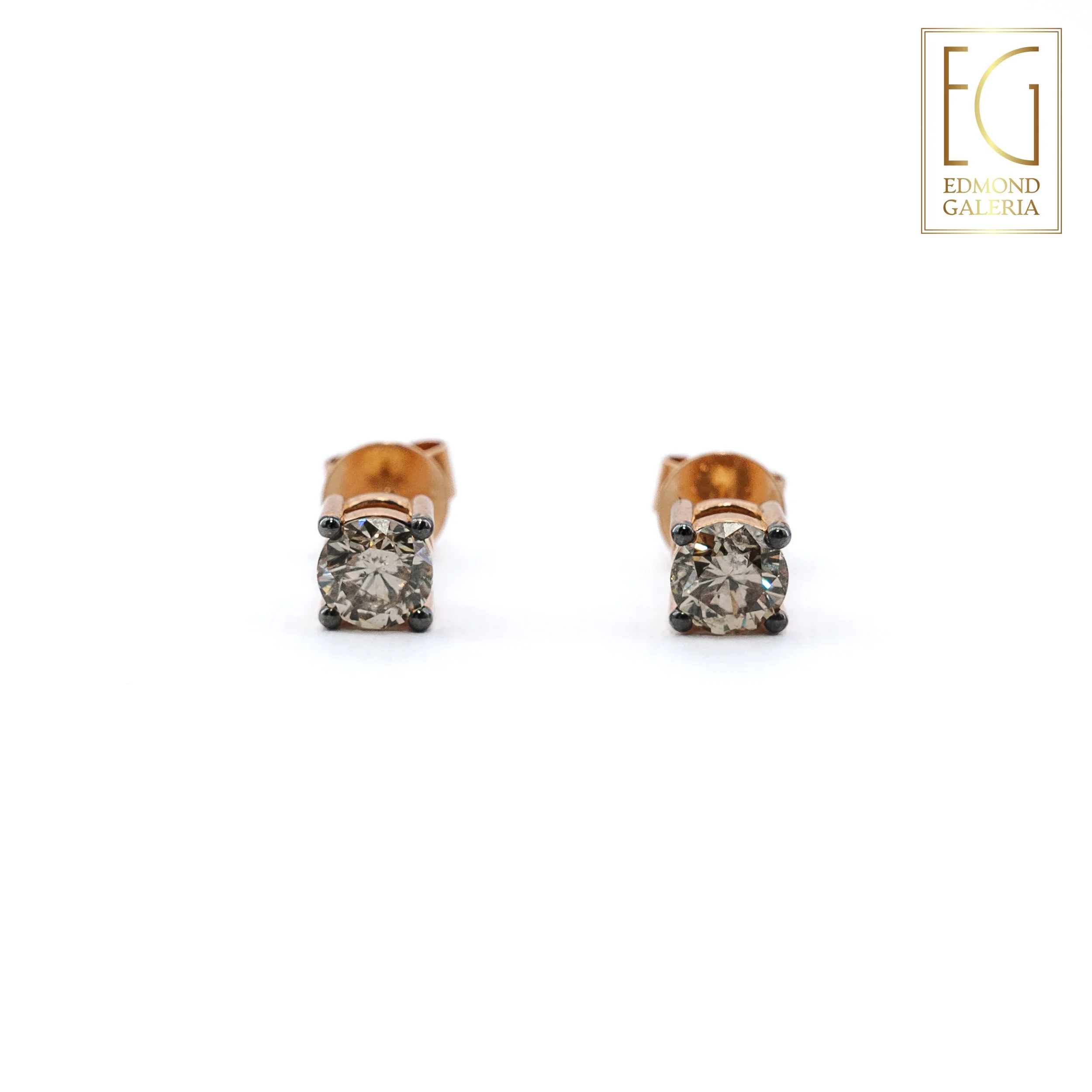 Pereche de cercei din aur roz, decorată cu diamante fancy brown