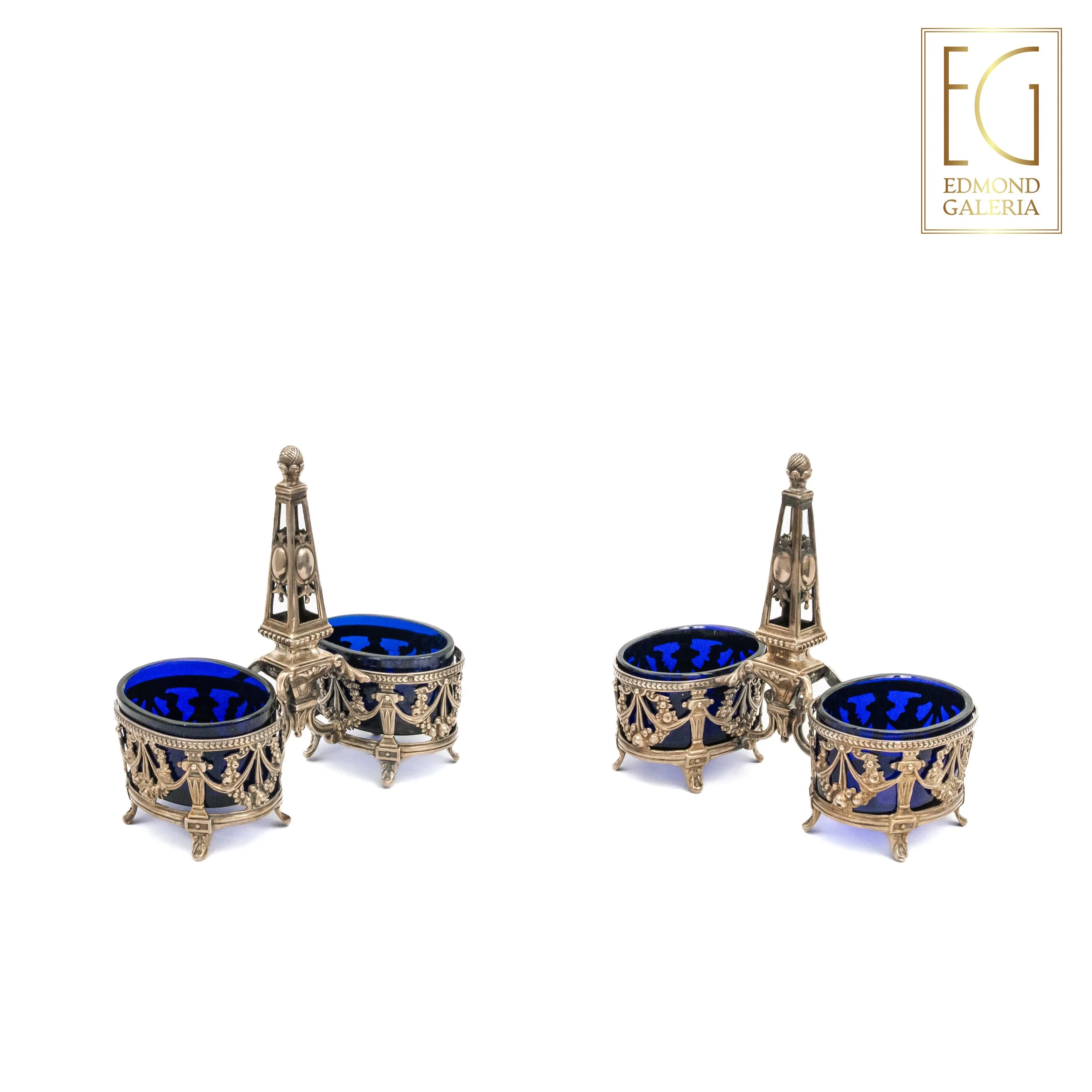 Pereche de saliniere din argint, cu sticlă albastru cobalt, decorate în stil Louis XVI, atelier francez, sfârșitul sec. XIX