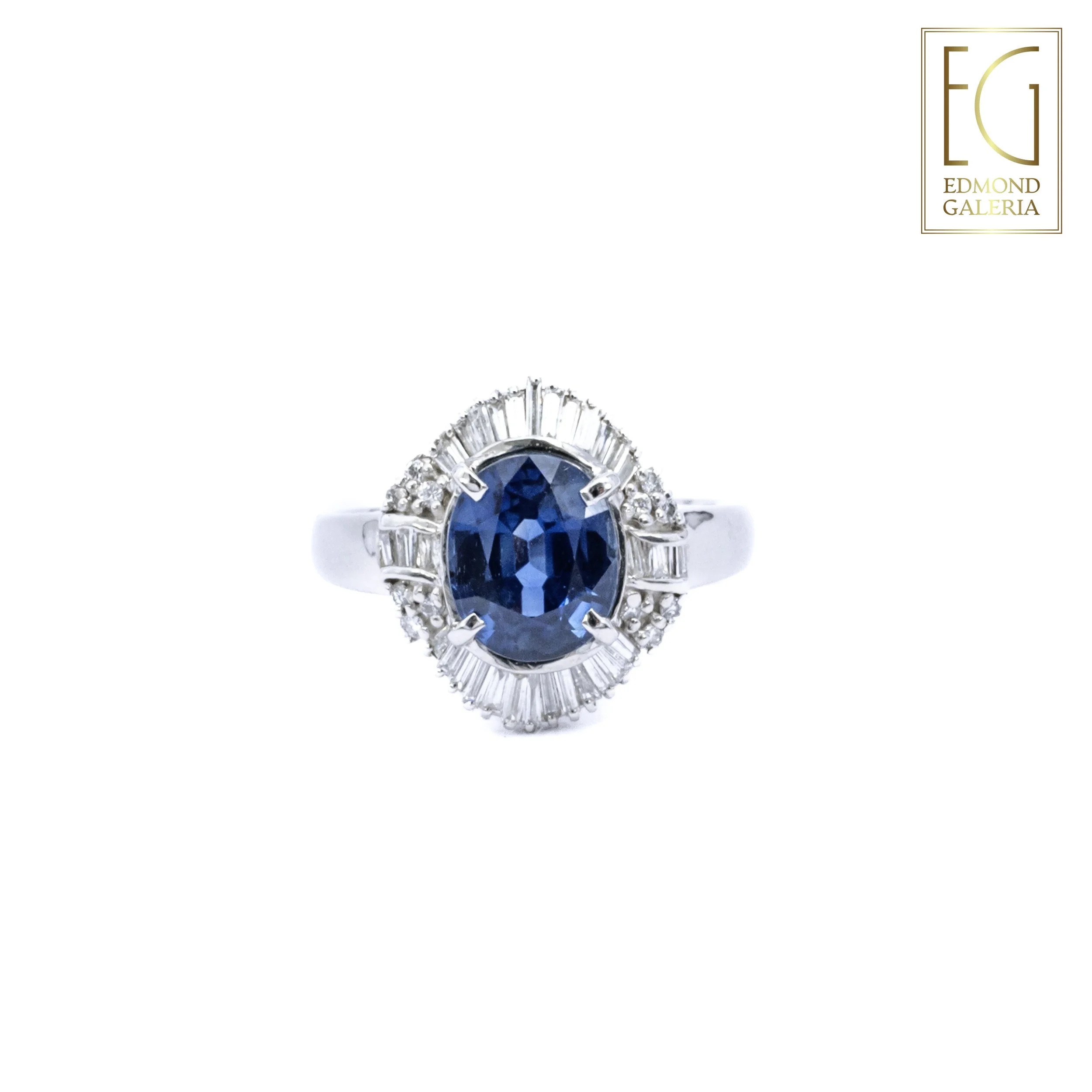 Inel din platină, decorat cu safir anturat de dimante briliante și baghete