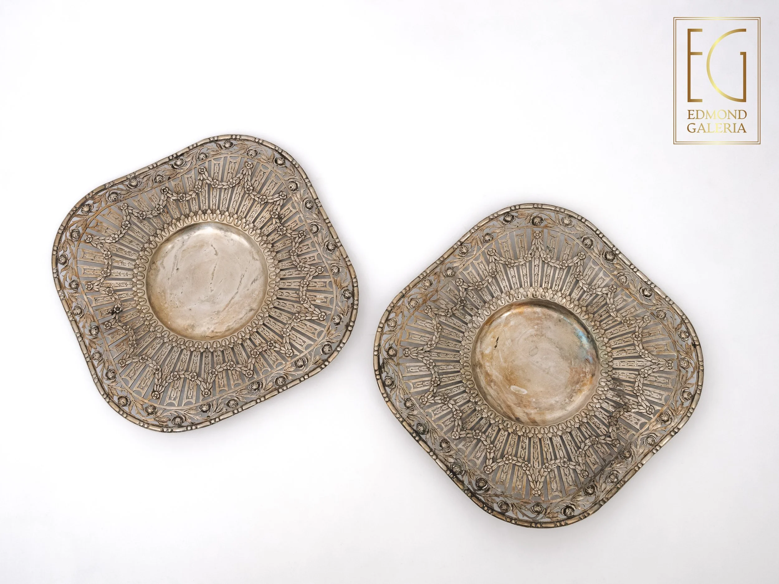 Pereche de platouri în stil Belle Epoque din argint, decorată cu trandafiri, posibil atelier Memmert Gustav, Germania, cca. 1890-1930