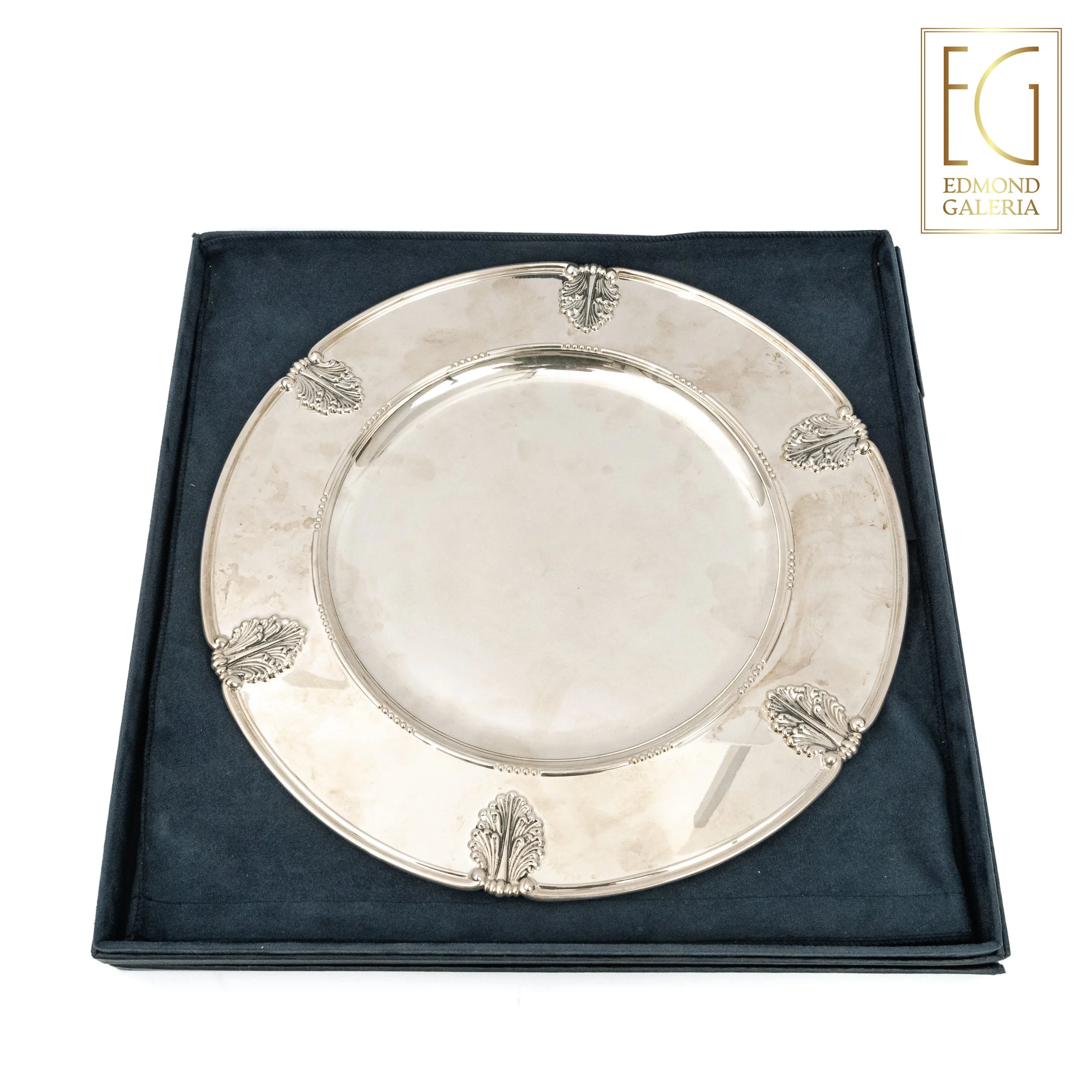 Platou de mari dimensiuni, decorat cu palmete, atelier Buccellati, Milano, Italia, însoțit de cutia originală și etui, sec. XX