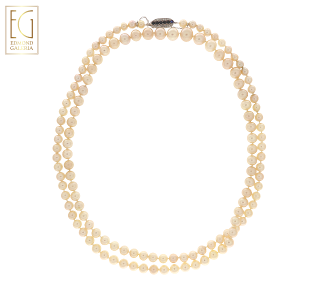 Colier cu un rând de perle Akoya, cu închizătoare din aur bicolor și platină, decorat cu onix, safir și diamante