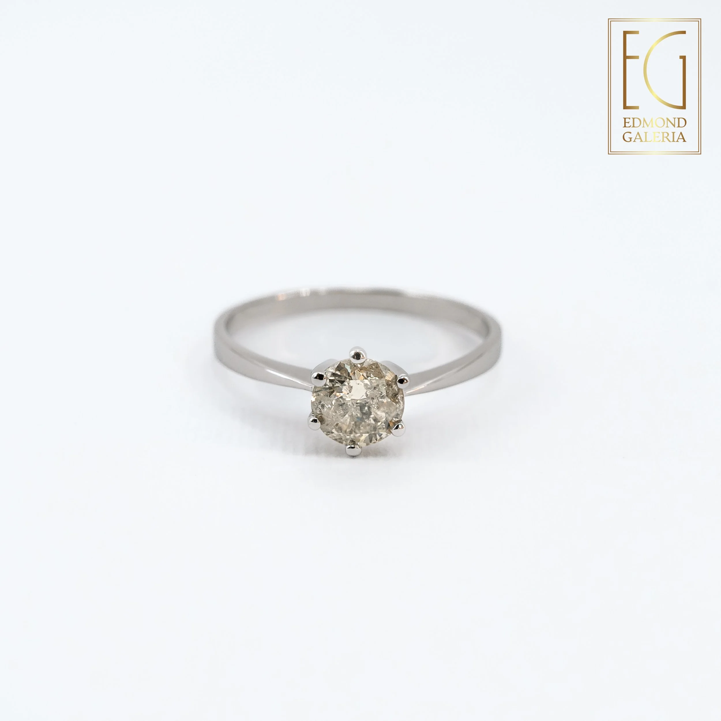 Inel din aur alb, decorat cu un diamant solitaire