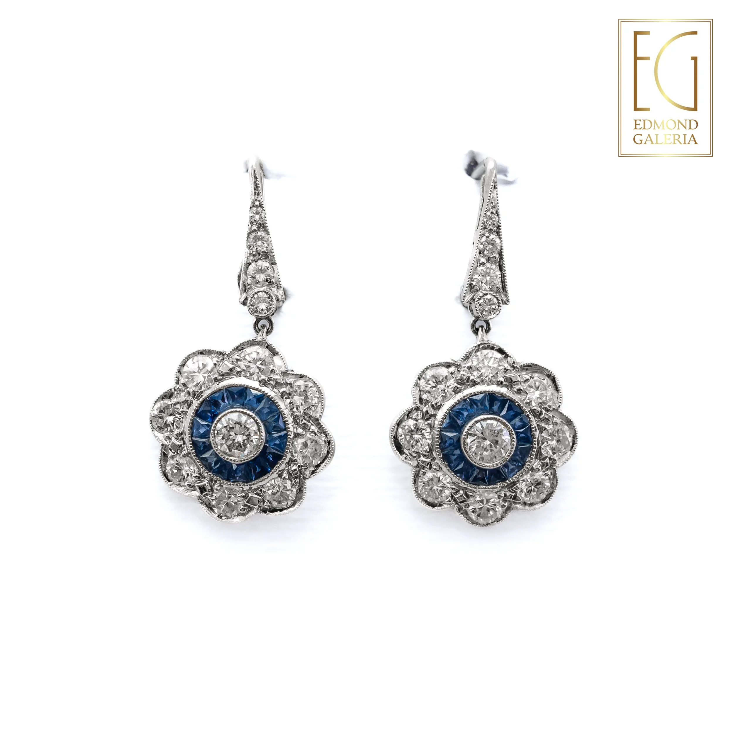 Pereche de cercei Art Deco din platină, decorată cu diamante și safire
