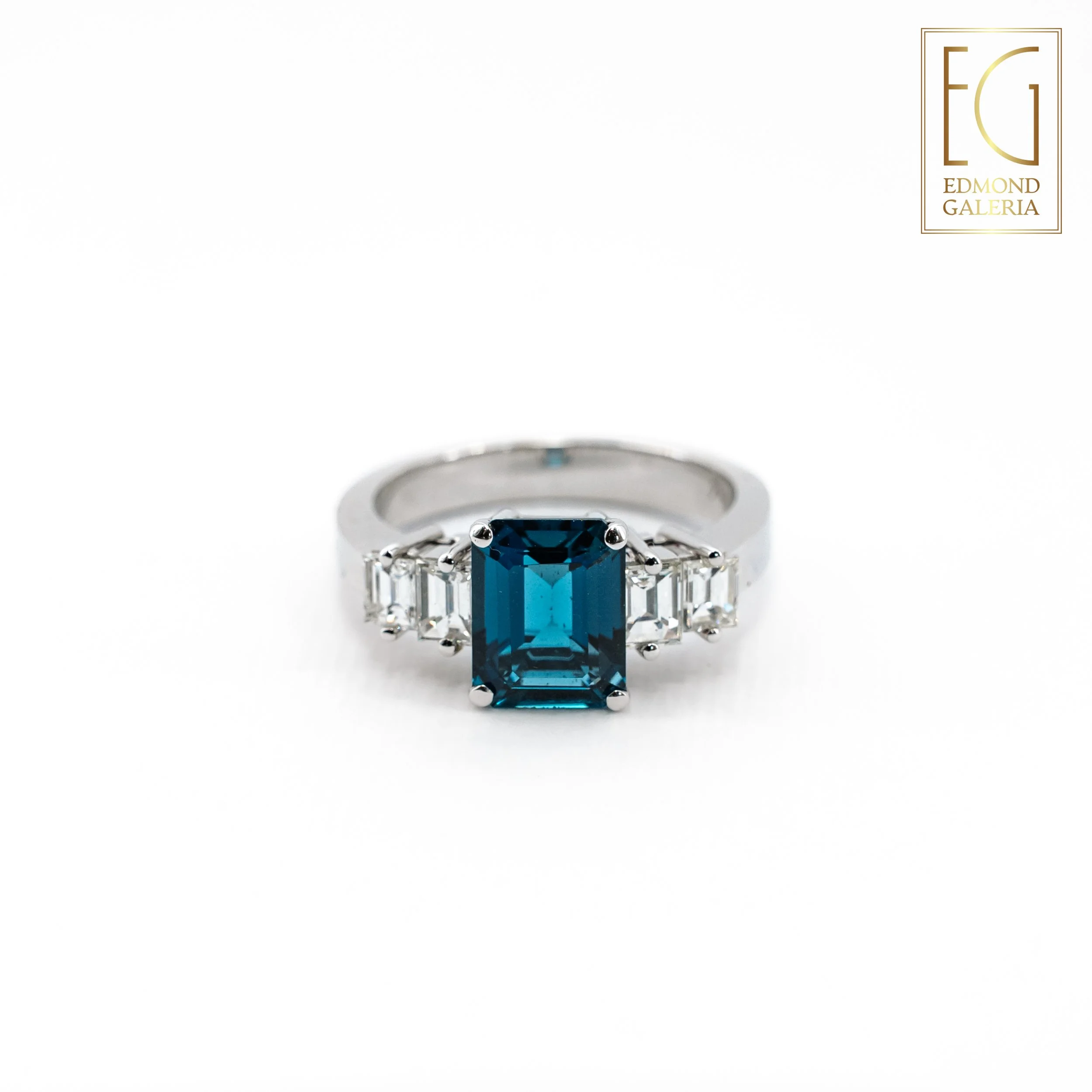 Inel din aur alb, decorat cu topaz anturat de diamante