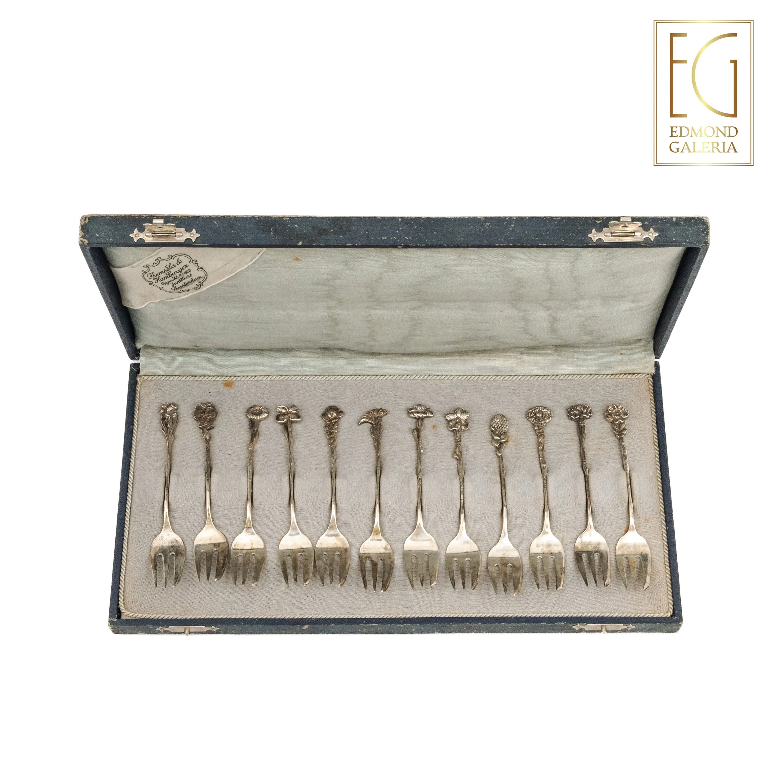 Set de 12 furculițe din argint, pentru desert, cu mâner decorat cu diverse flori, atelier Gebr. Van der Ree, Schoonhoven, Olanda,1916-1932, însoțit de cutia originală