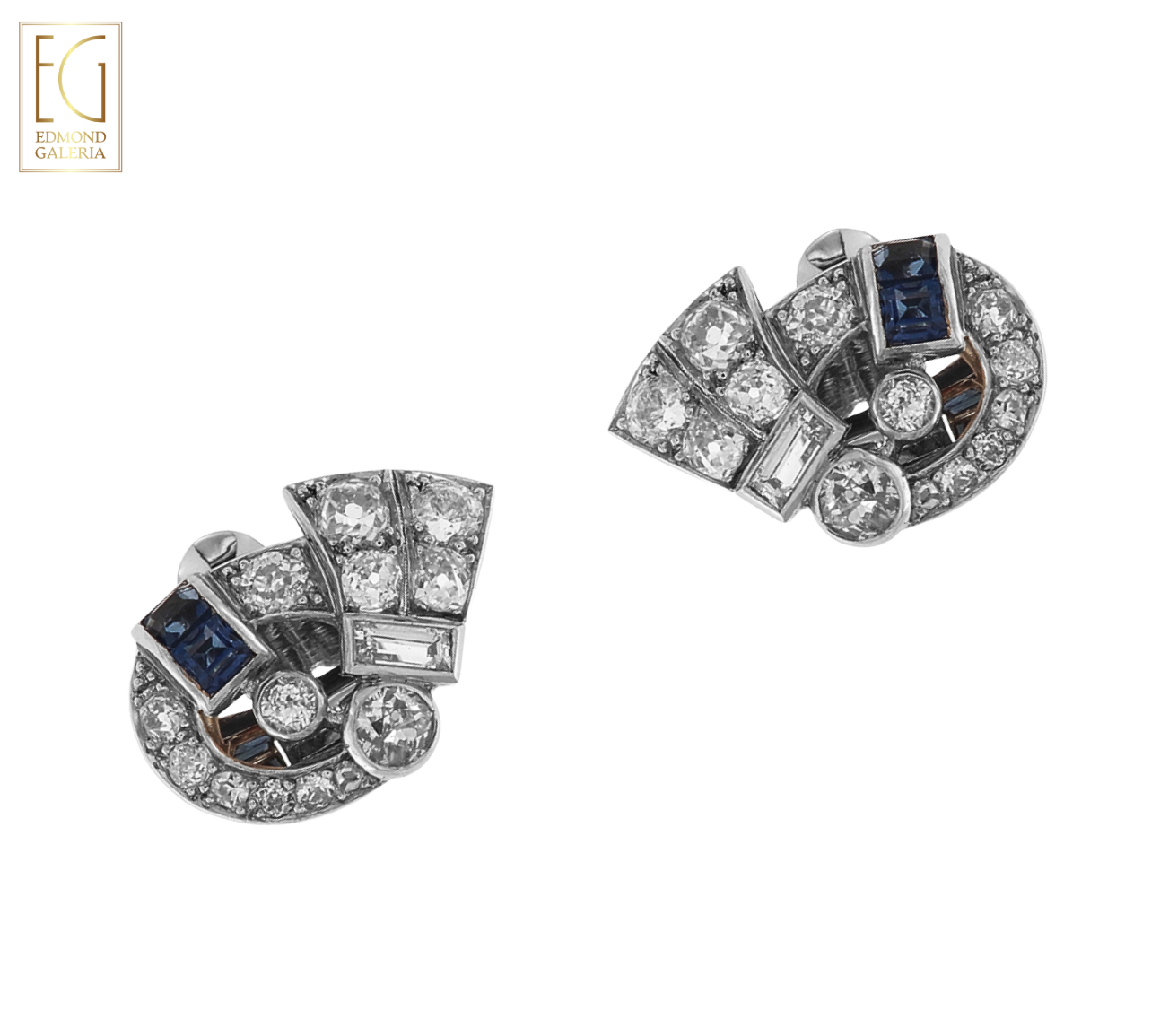 Pereche de clipsuri Art Deco din platină și aur alb, decorată cu diamante și safire sintetice
