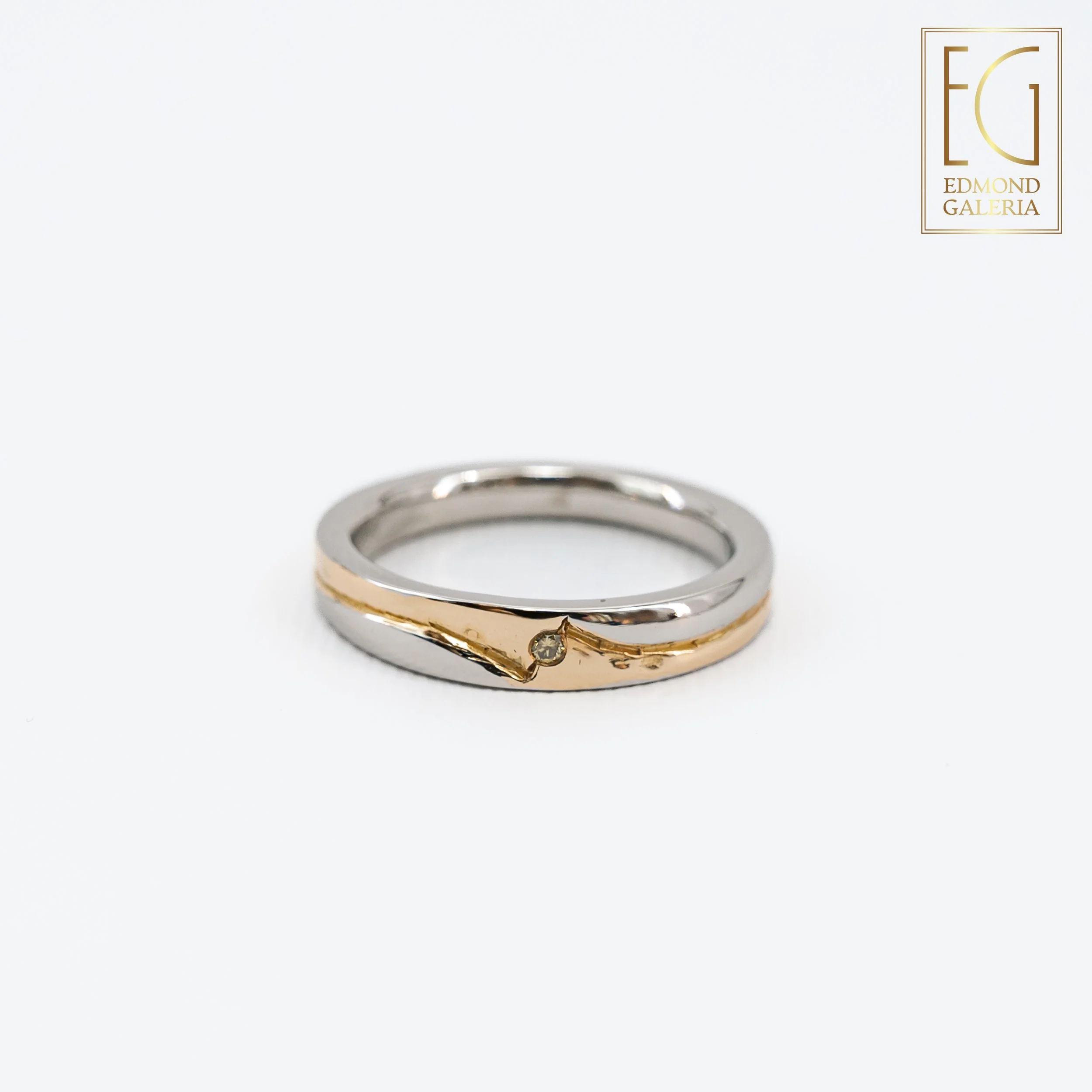 Inel din platină și aur, decorat cu un diamant fancy yellow