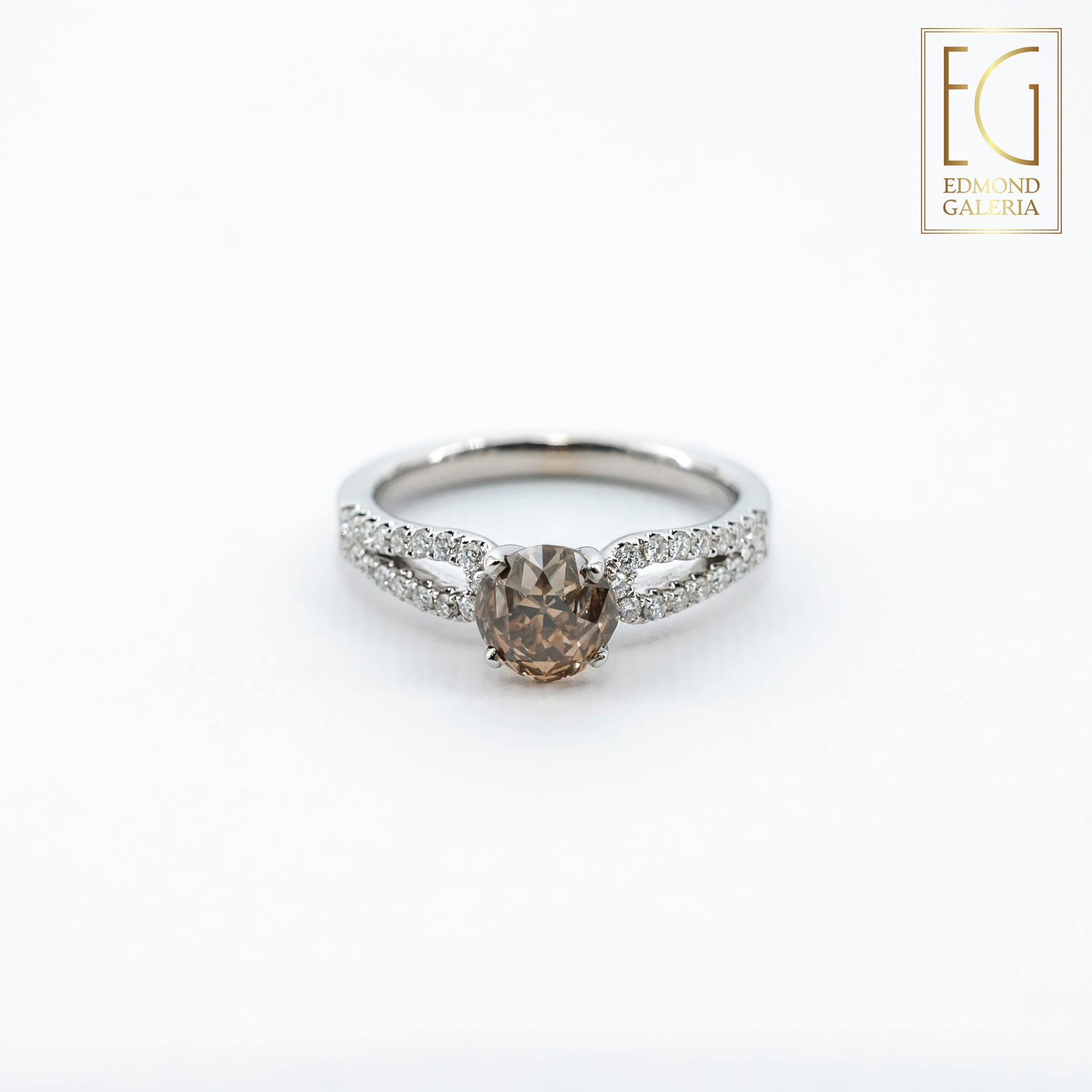 Inel din aur alb, decorat central cu diamant fancy brown anturat de briliante