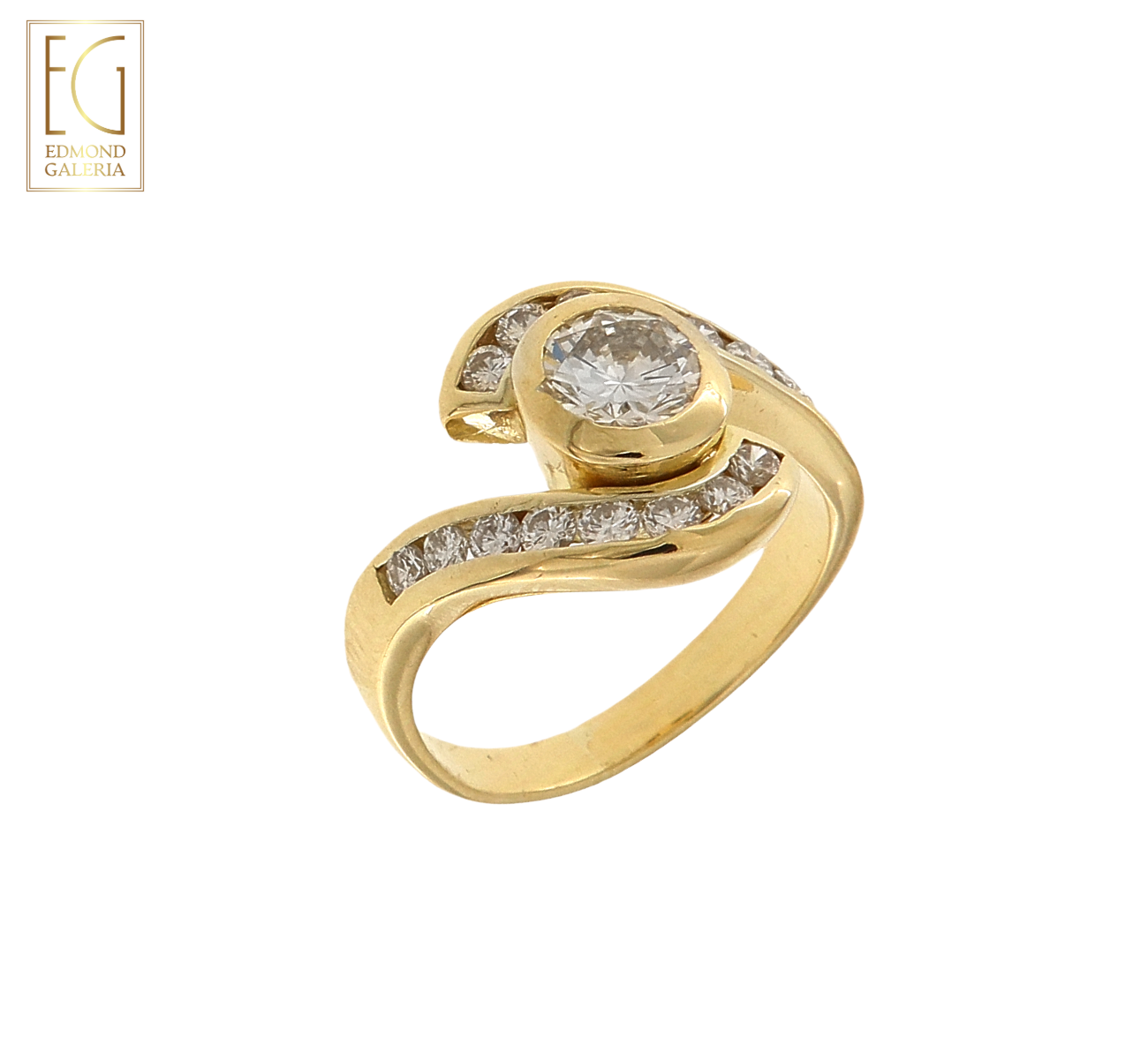 Inel din aur, decorat cu diamante central 0,63 ct. anturat de diamante briliante