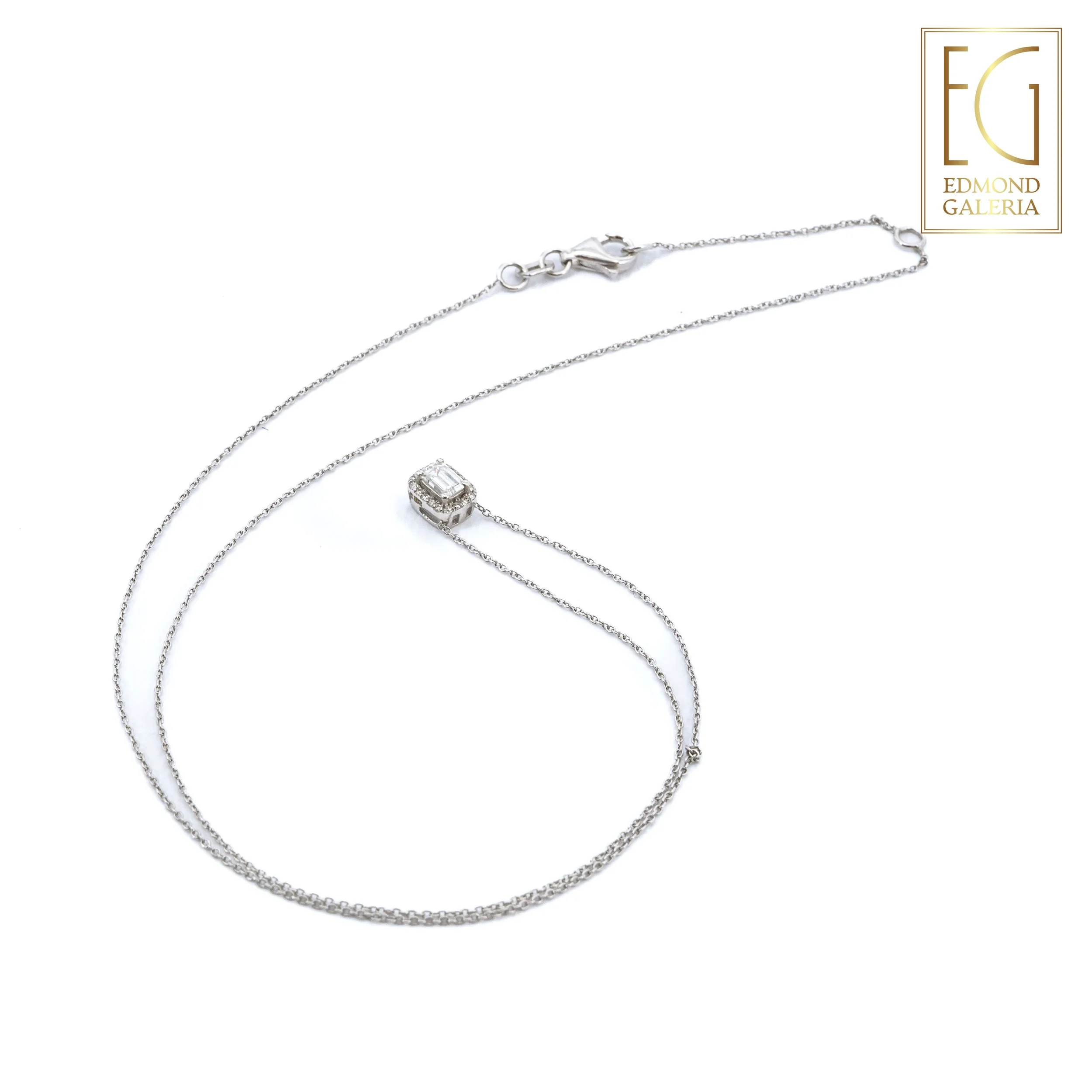 Lanț cu pandantiv din aur alb, decorat cu diamant emerald cut și diamante briliante