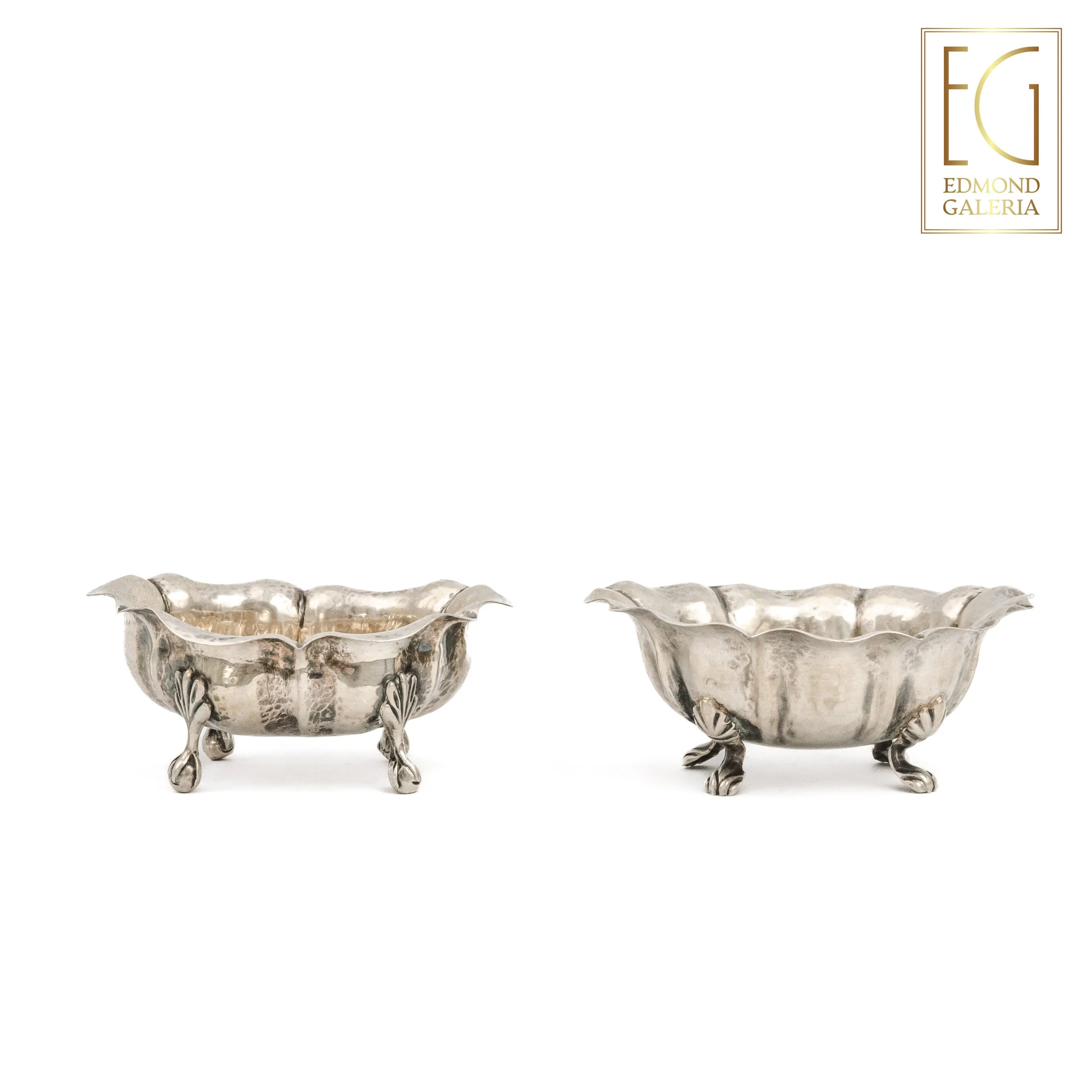 Pereche de mici vase din argint, cu decor martelat (ciocănit), atelier italian, mijlocul sec. XX