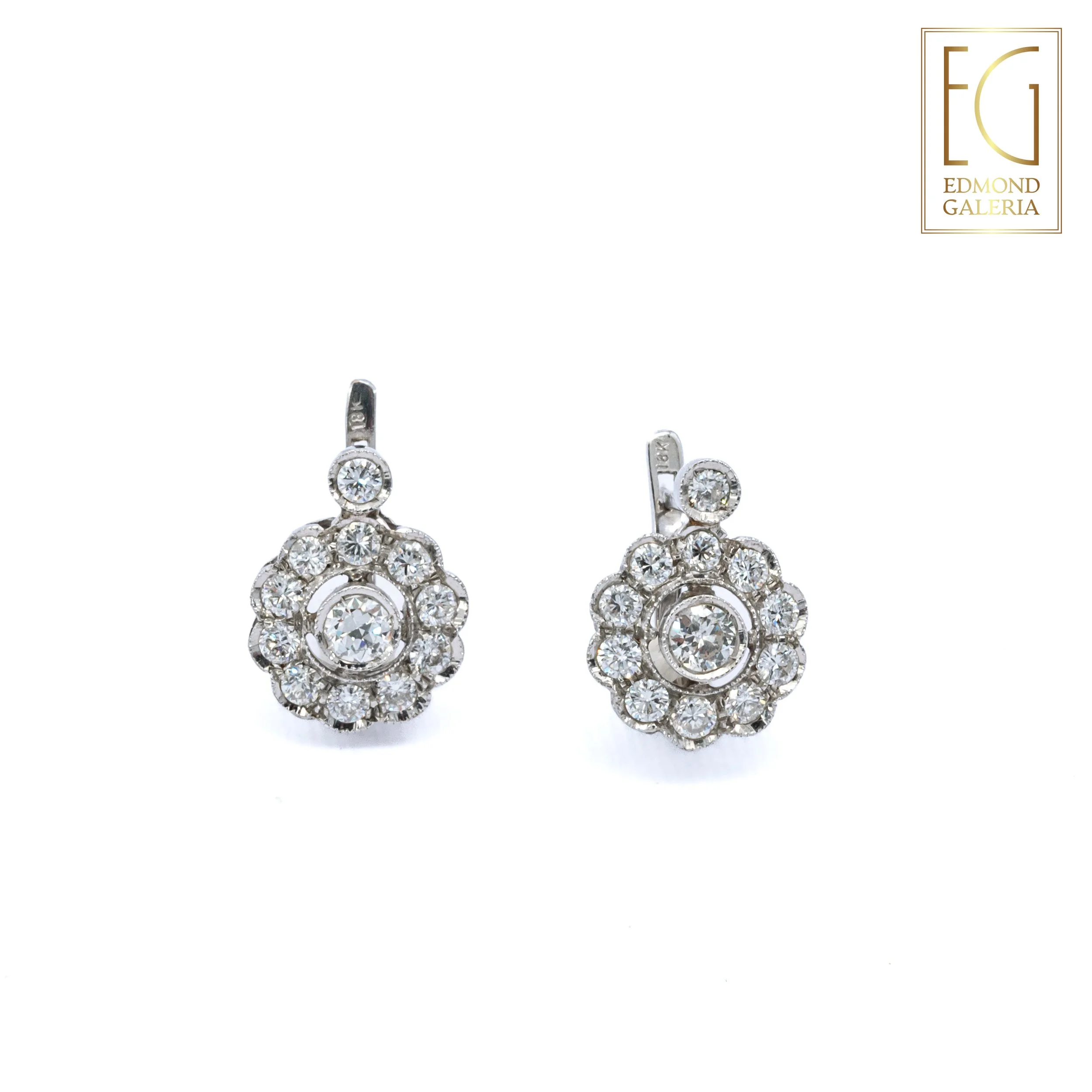 Pereche de cercei din aur alb, decorată cu diamante 2,30 ct.