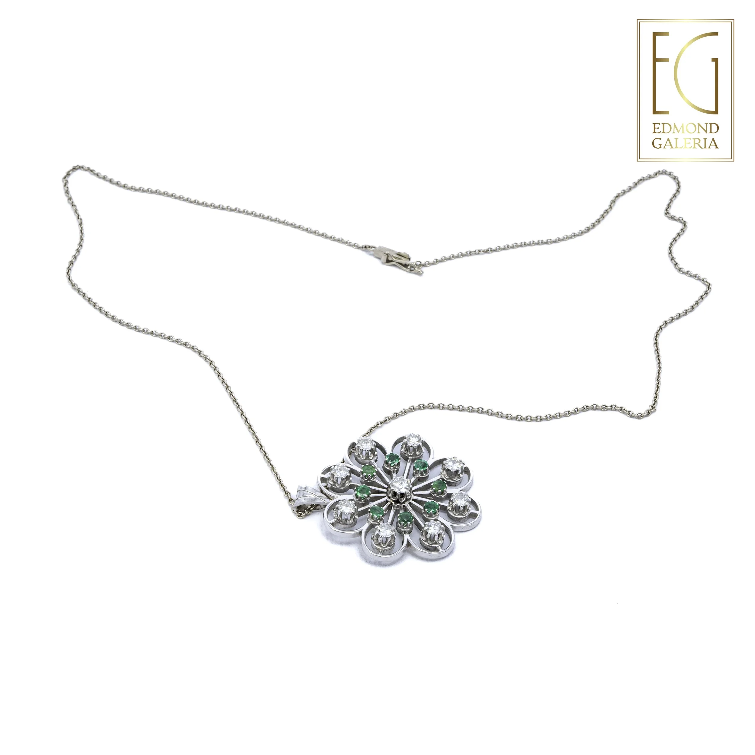 Lanț cu pandantiv din aur alb, decorat cu smaralde și diamante