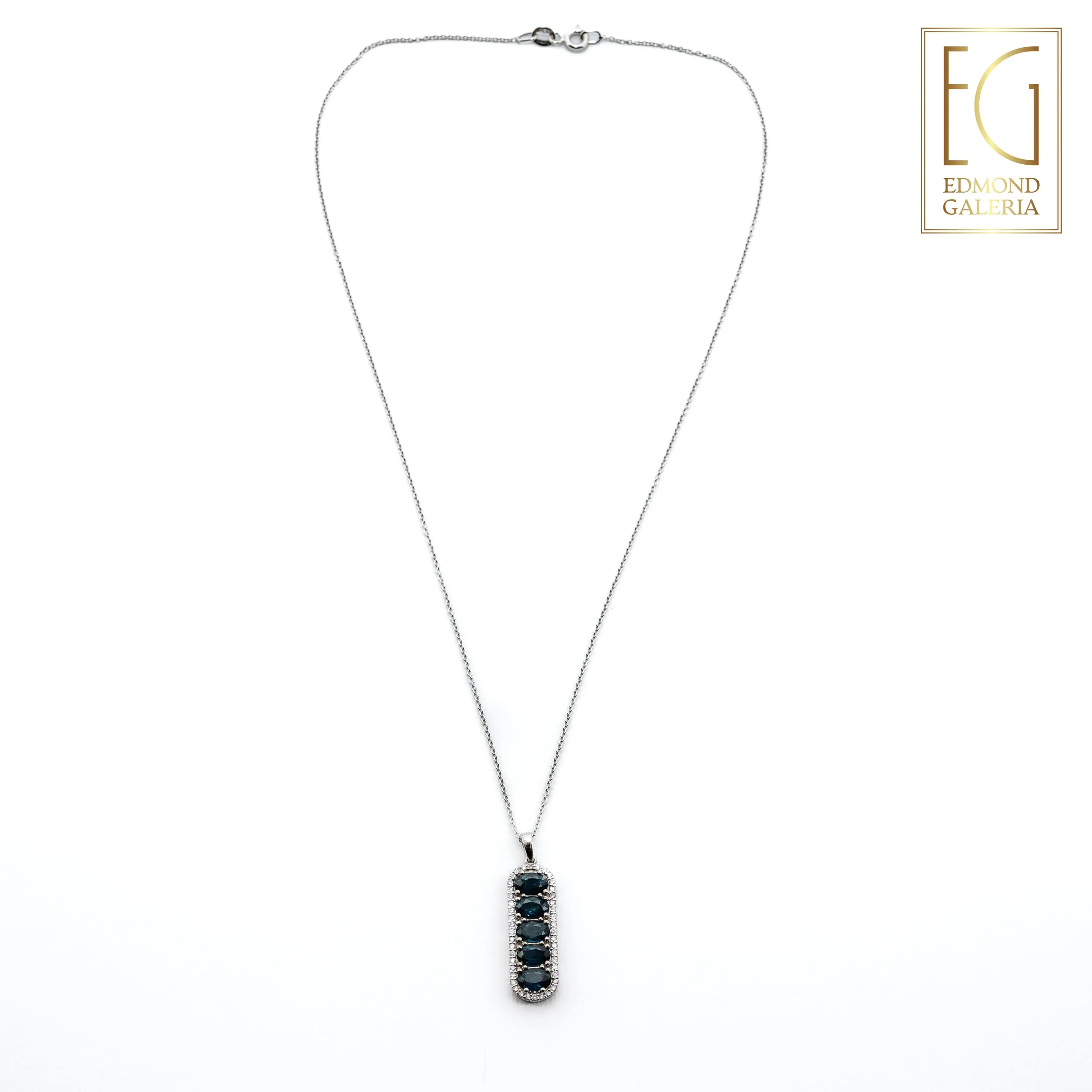 Lanț cu pandantiv Diamonds Mine din aur alb, decorat cu safire și diamante, însoțit de cutia originală și ceriticat gemologic AIG