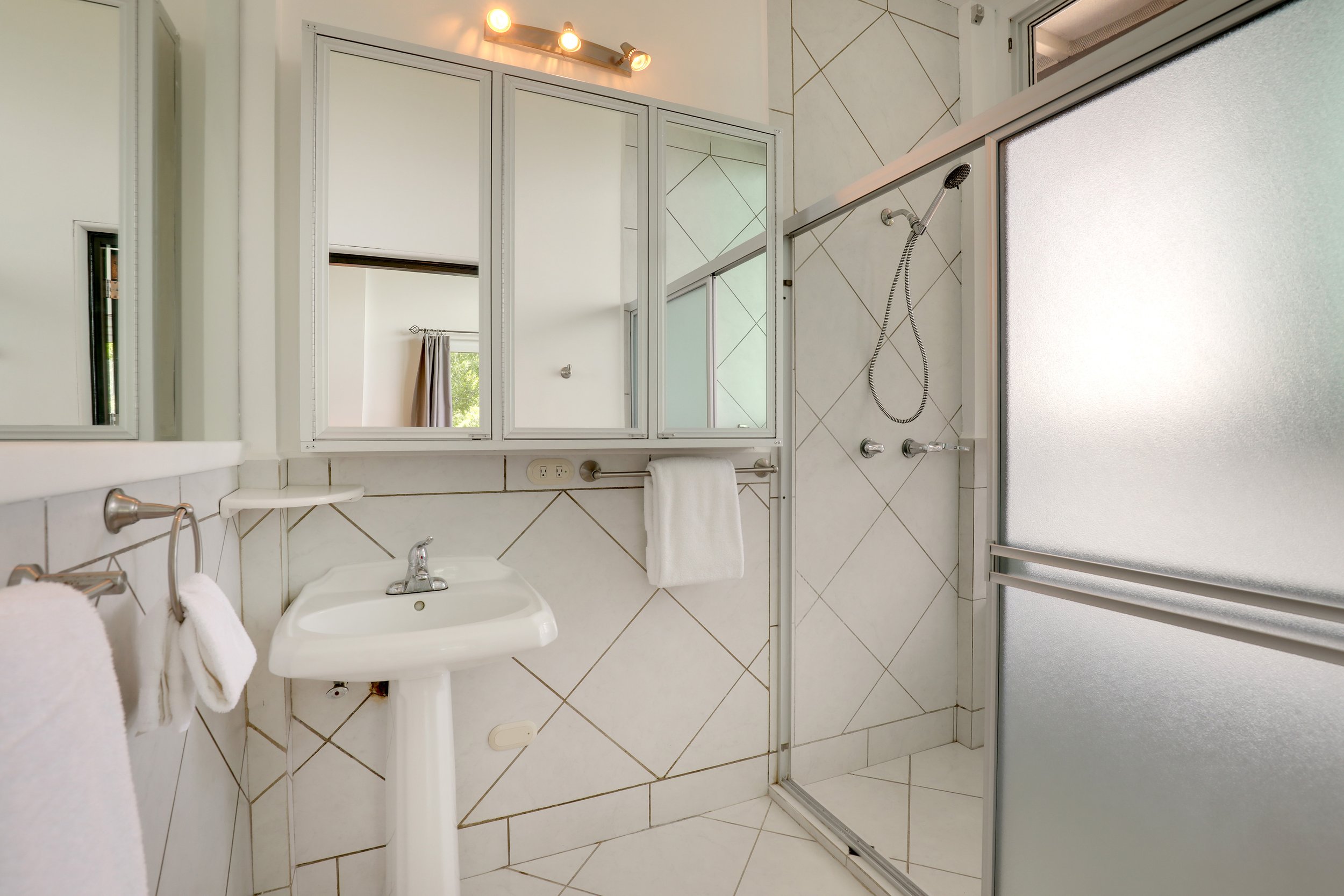 #106 Bathroom - 01 (1).jpg