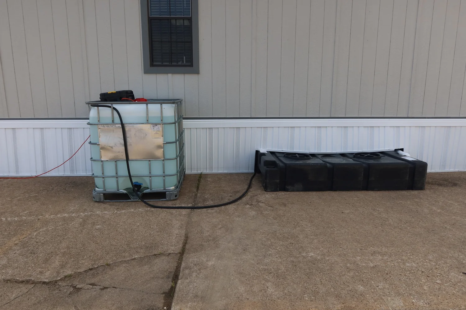 Freshwater and wastewater tanks for a modular office site
