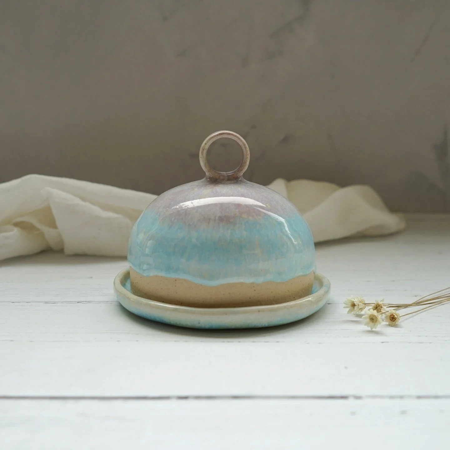 Pretty little half size butter dish for those of us who don't need to put out a whole block of butter out at once 
.
.
.
.
.
#butterdish
#ceramicbutterdish
#handmadegift
#ceramicsofinstagram
