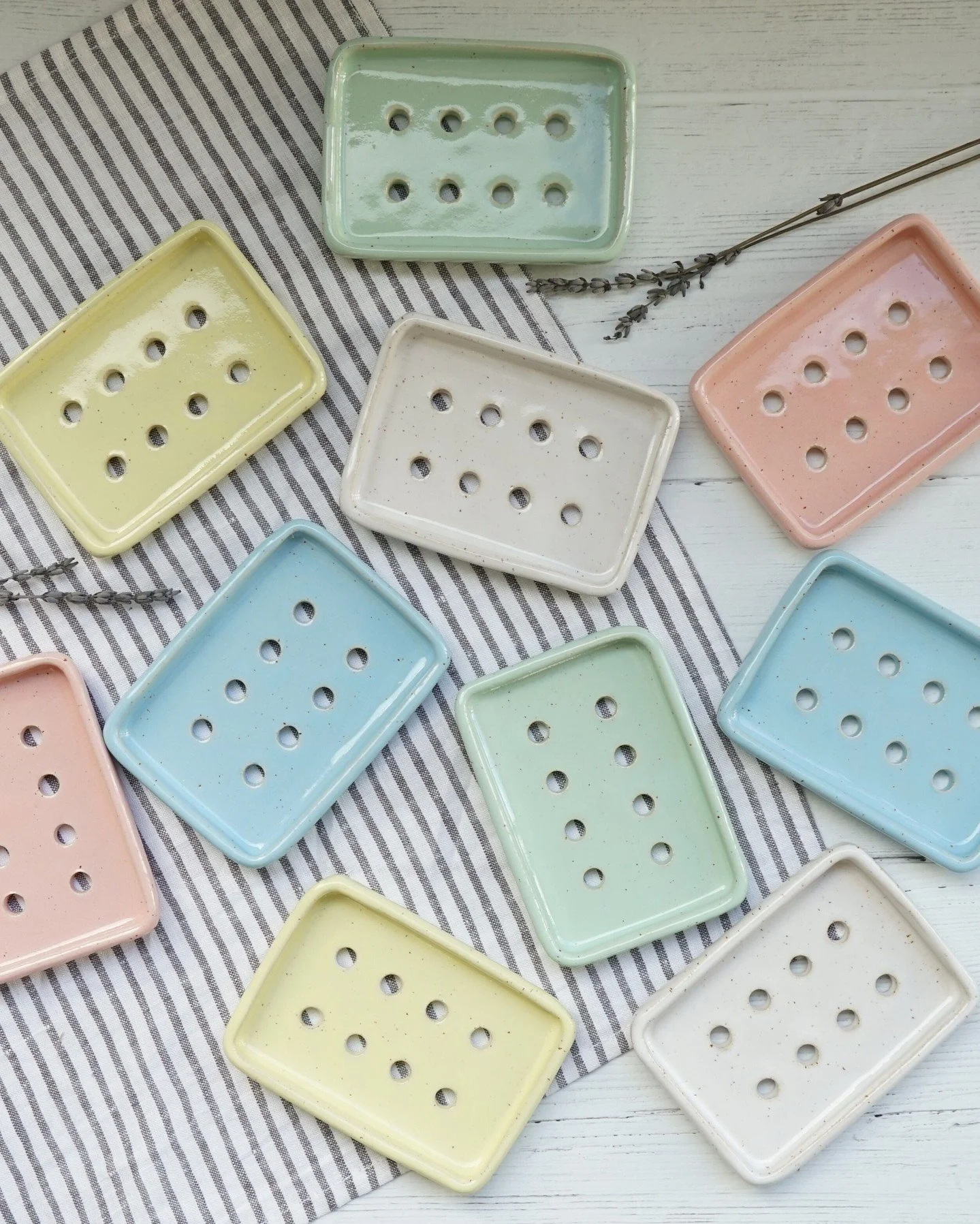 These little soap dishes have been popular lately, so stock is a bit low but more will be back in the shop at the weekend!
.
.
.
.
.
#soapdish
#soapholder
#handmadegift
potterystudio
#giftforher