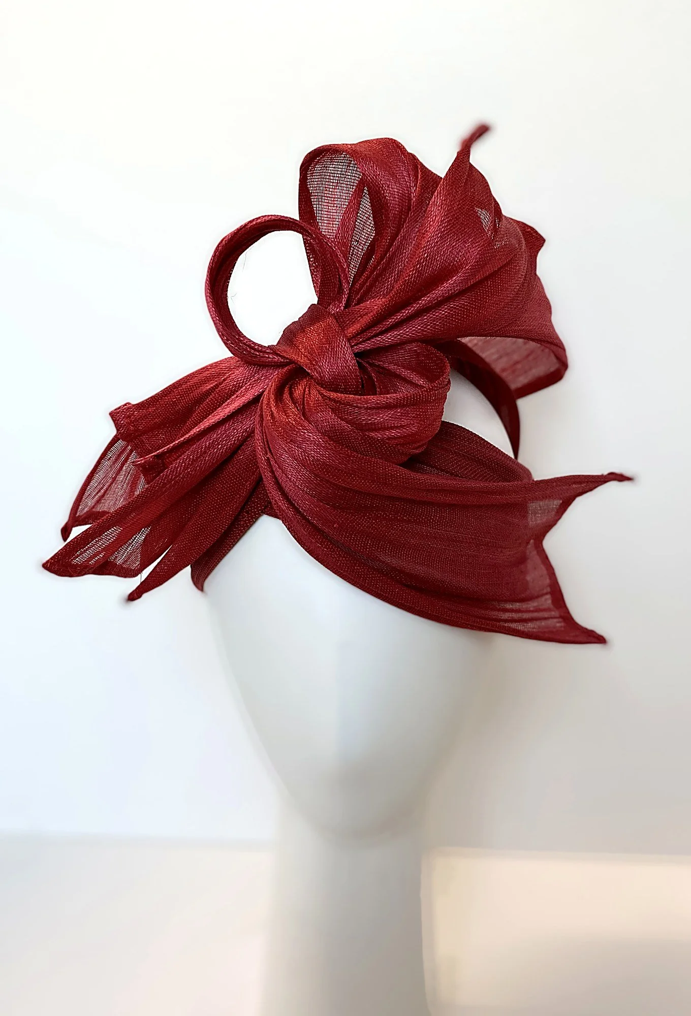 Grand turban sculptural rouge pour le Royal Ascot ou le Grand Prix de Diane à Chantilly