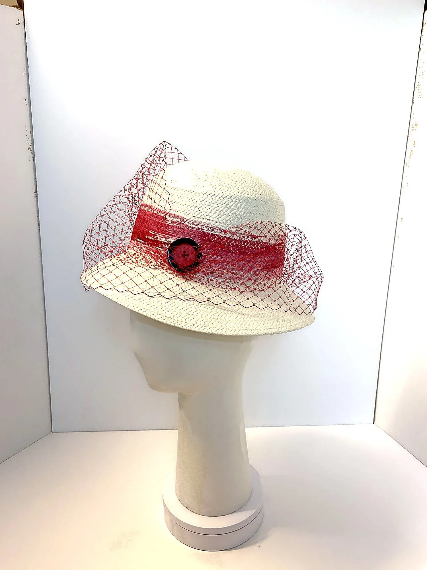 Petite cloche en panama ivoire à voilette et bouton rouge